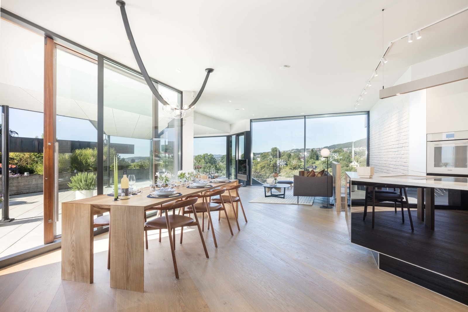 Dekk langbord til hverdag og selskapeligheter. Her er det plass til hele familien og barnas venner, storfamilien eller venneparene til et hyggelig lag. Galleribilde