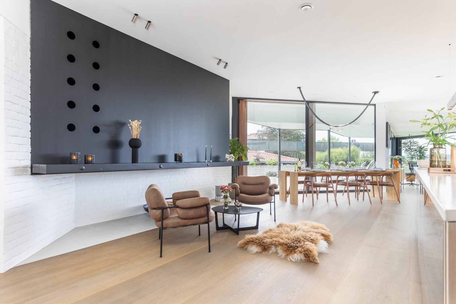 Det er sjelden at en peis er et møbel i seg selv, men det er den definitivt her. Til venstre er det skåret ut til vinflasker. Galleribilde