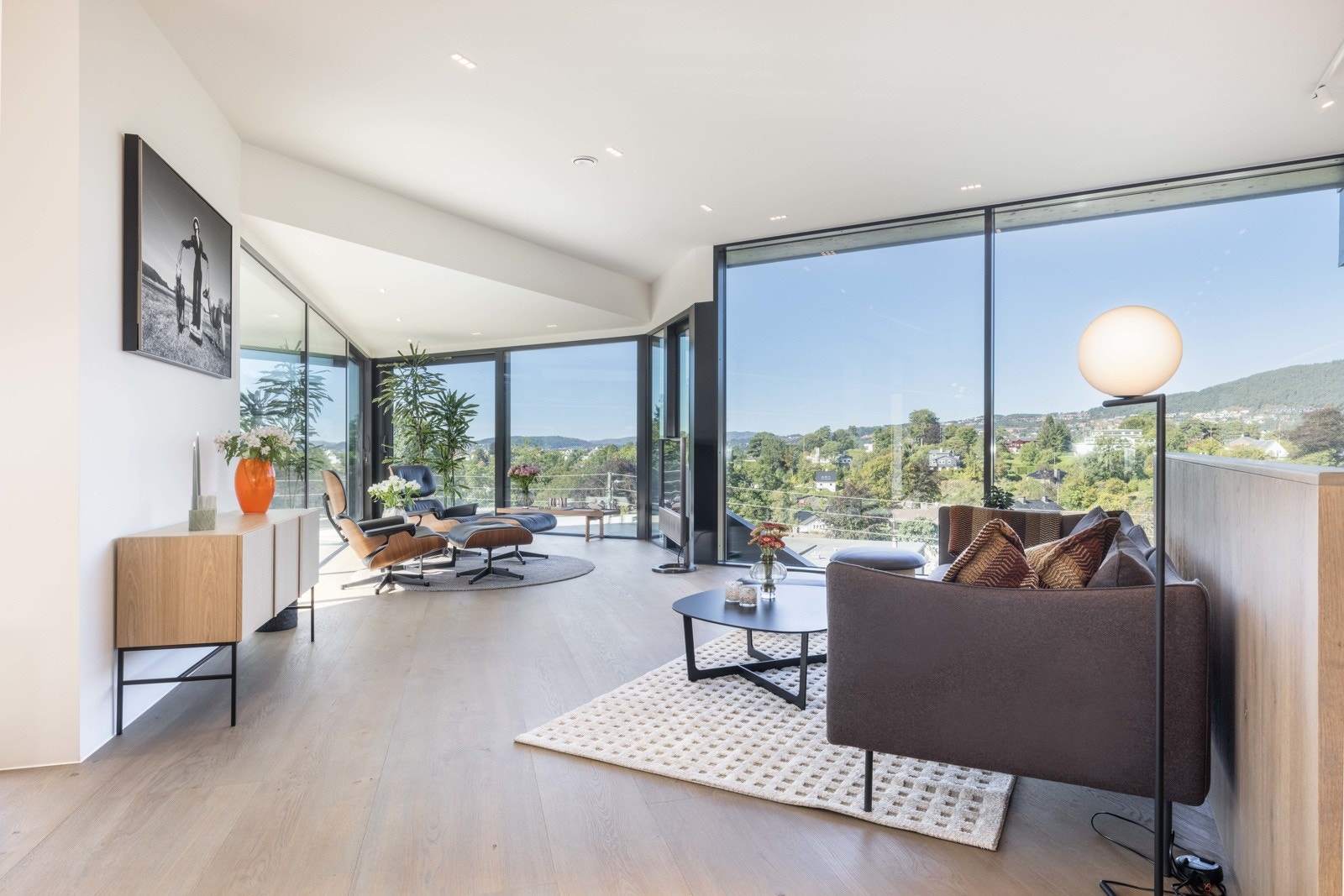 Til høyre for sofaen er trappen som tar dere ned til underetasjen hvor man bl.a finner de resterende av soverommene, bad, kino-rom og det store sosiale rommet mm. Galleribilde