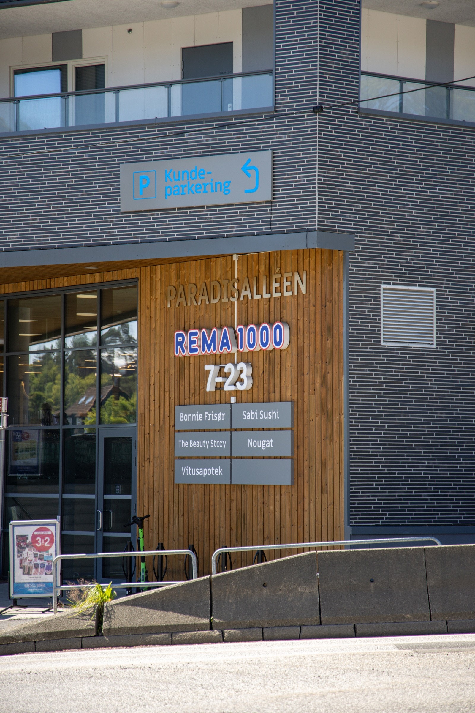 Rena 100 i Paradiskrysset er en av flere matvarebutikker like ved. Galleribilde