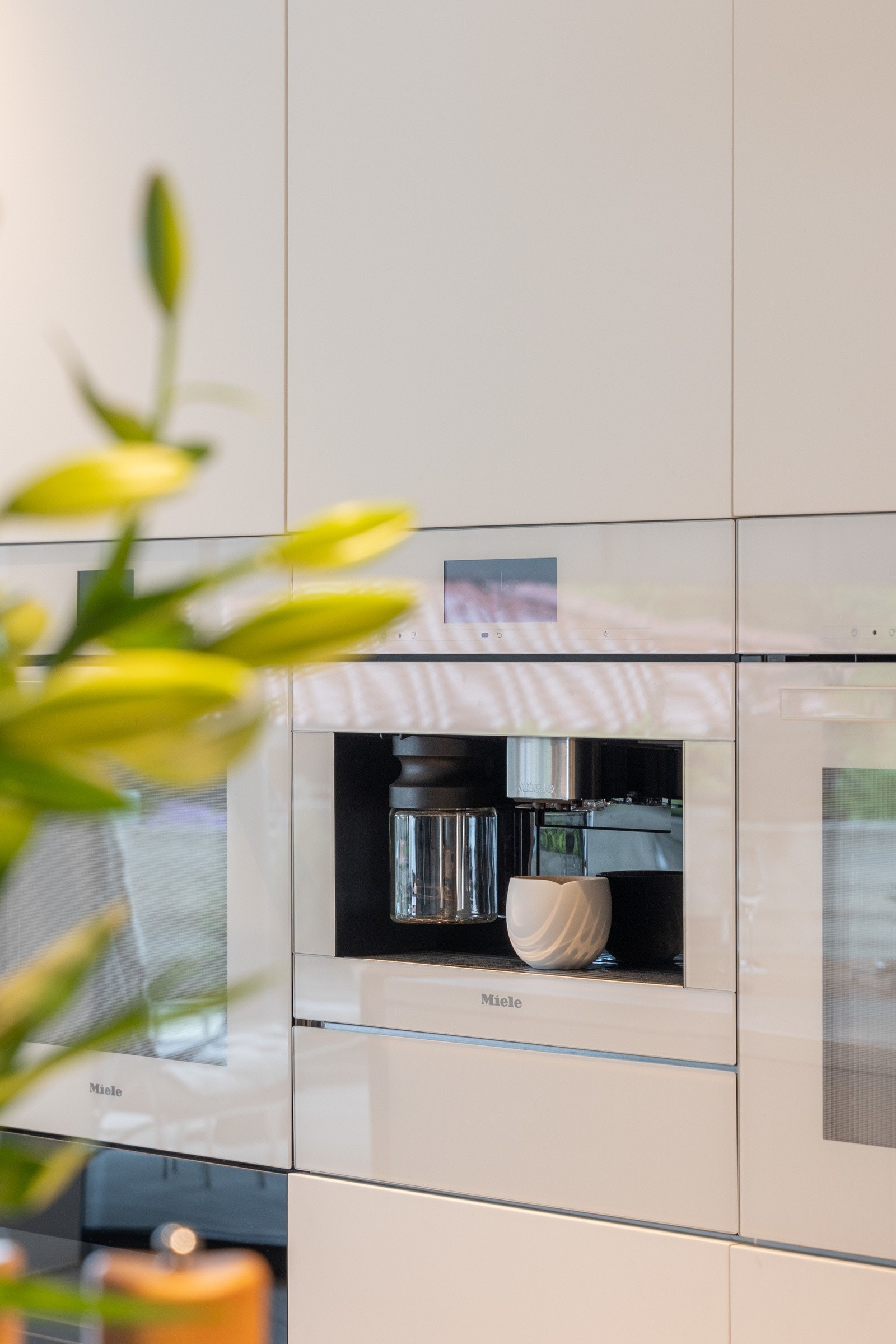 Kaffemaskin, dampovn, stekeovn. vinskap, stort kjøleskap, fryseskuff, grill med mer, levert av Miele etc. Galleribilde