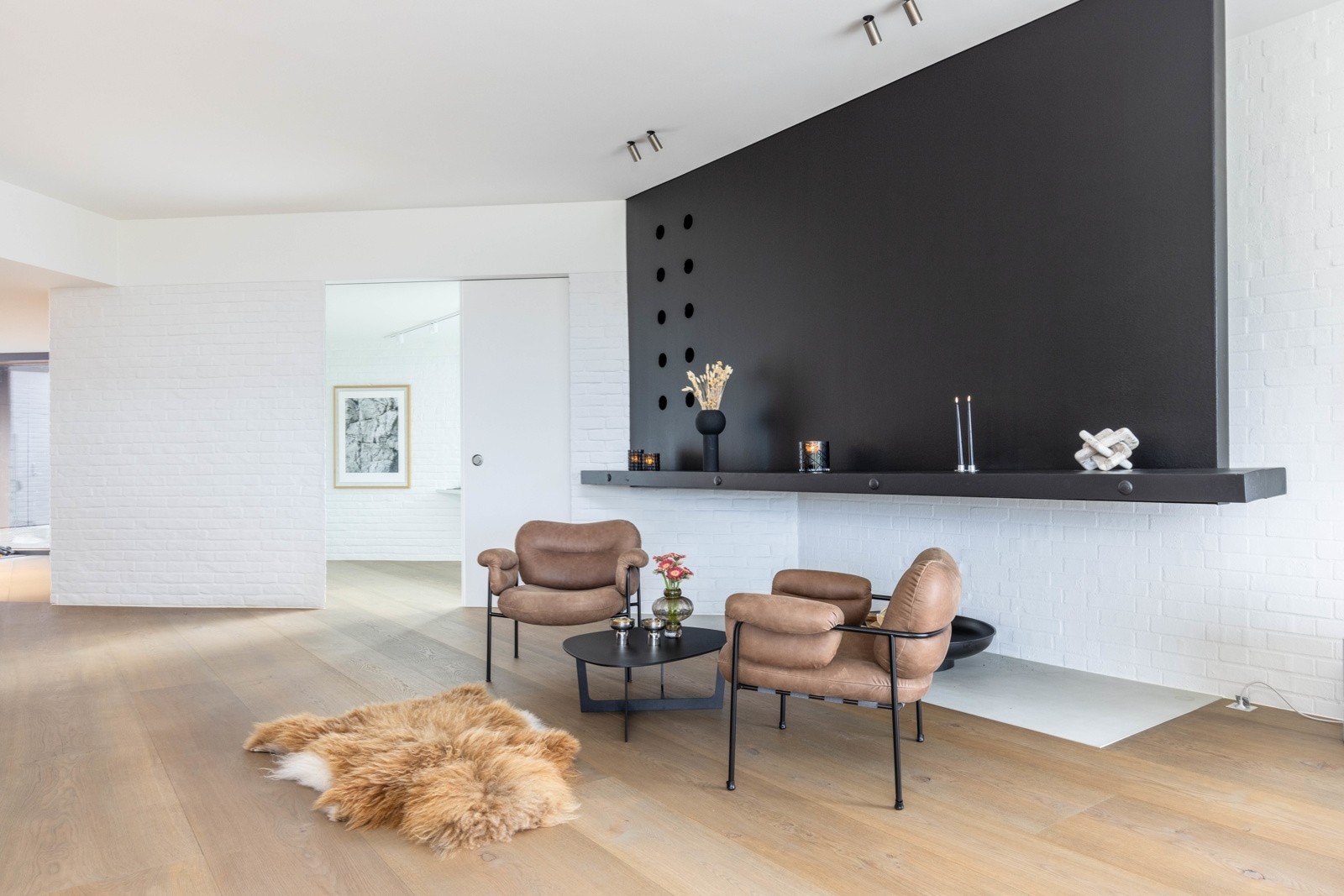 Fyr i peisen, nyt kaffen og avisen foran åpne flammer. Galleribilde