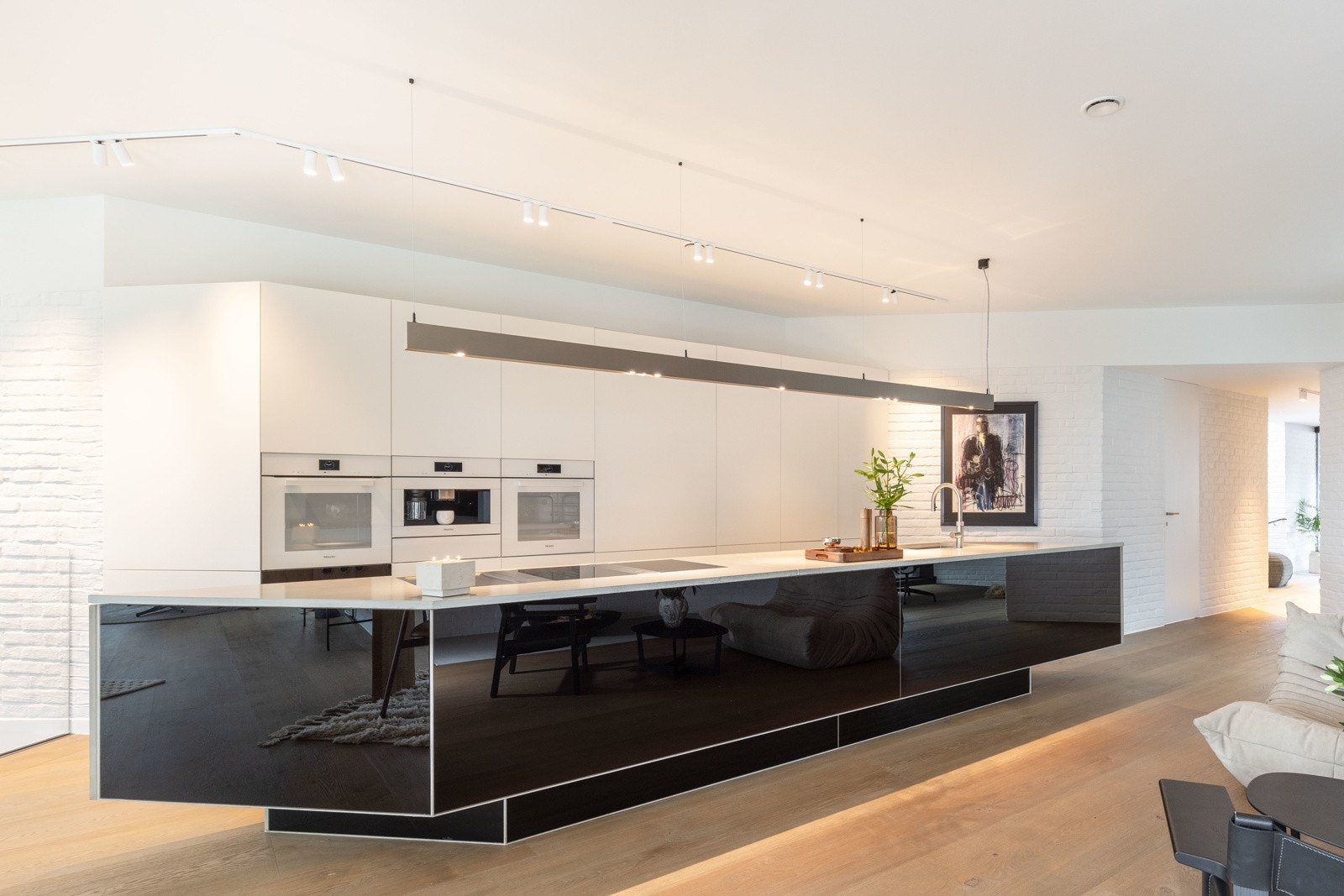 Kjøkkenet er plassbygd med de flotteste kvaliteter og supre løsninger. Hvitevarene er av ypperste klasse. Galleribilde