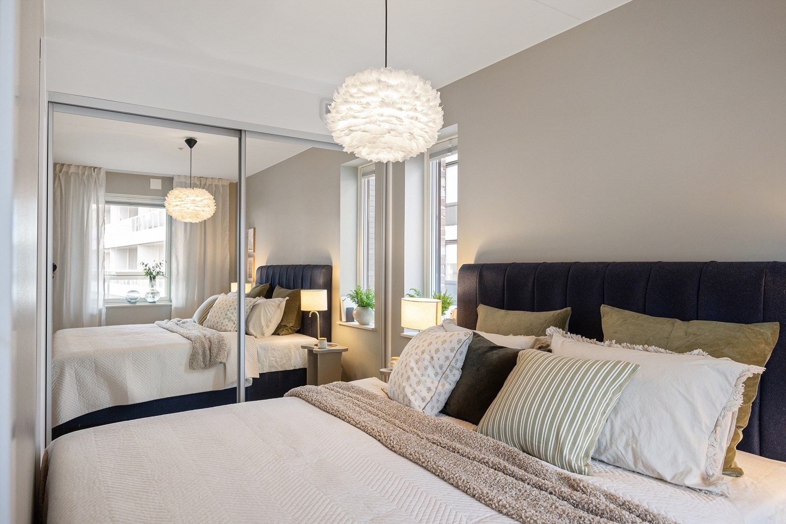Leiligheten byr også på en romslig soverom med plass til dobbeltseng. Her er det rikelig med oppbevaringsplass i en romslig skyvedørsgarderobe med speilfronter. Galleribilde