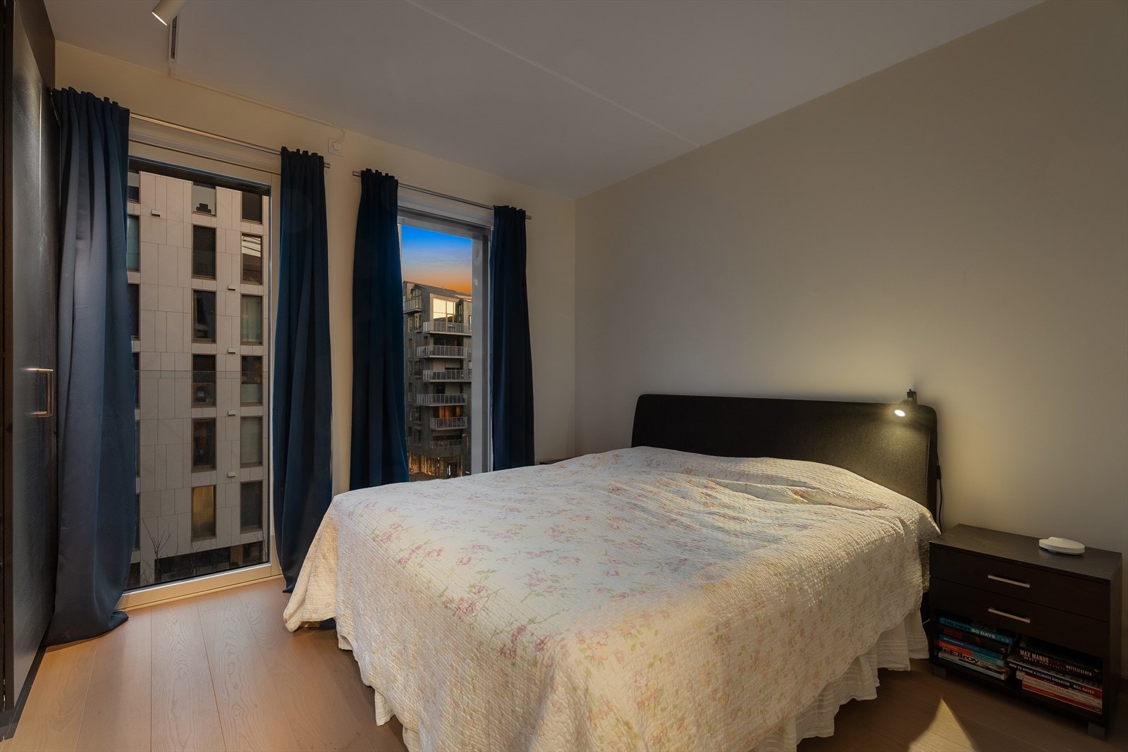 Hovedsoverom med bad en-suite og god plass til dobbeltseng med tilhørende møblement. Det er fransk balkong på begge soverommene og screens på utsiden for skjerming av sol og innsyn. Galleribilde