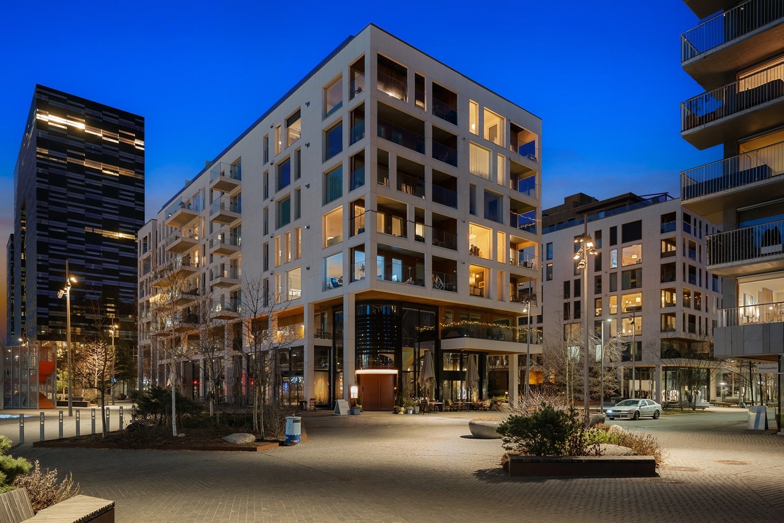 En eksklusiv 3-roms hjørneleilighet med suveren beliggenhet, urbant og tilbaketrukket, midt i smørøyet, i et område hvor listen for standard og eksklusivitet er lagt høyt. Galleribilde