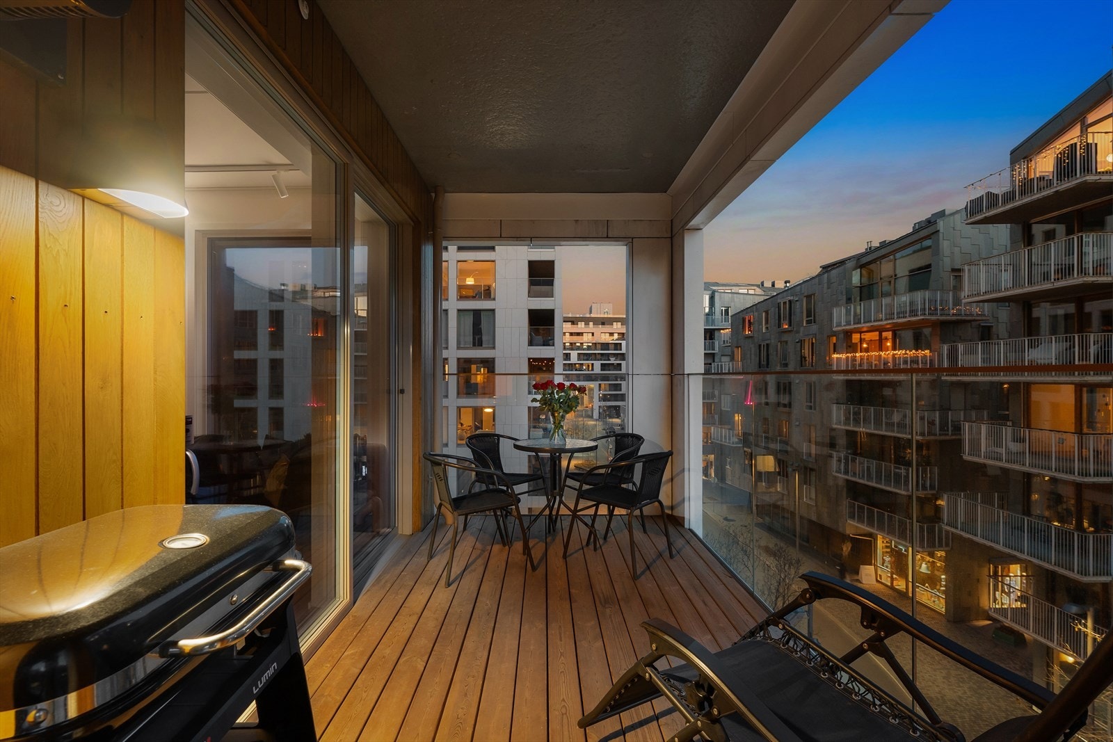 Romslig overbygget balkong på ca. 8kvm gir gode bruksmuligheter store deler av året. Galleribilde