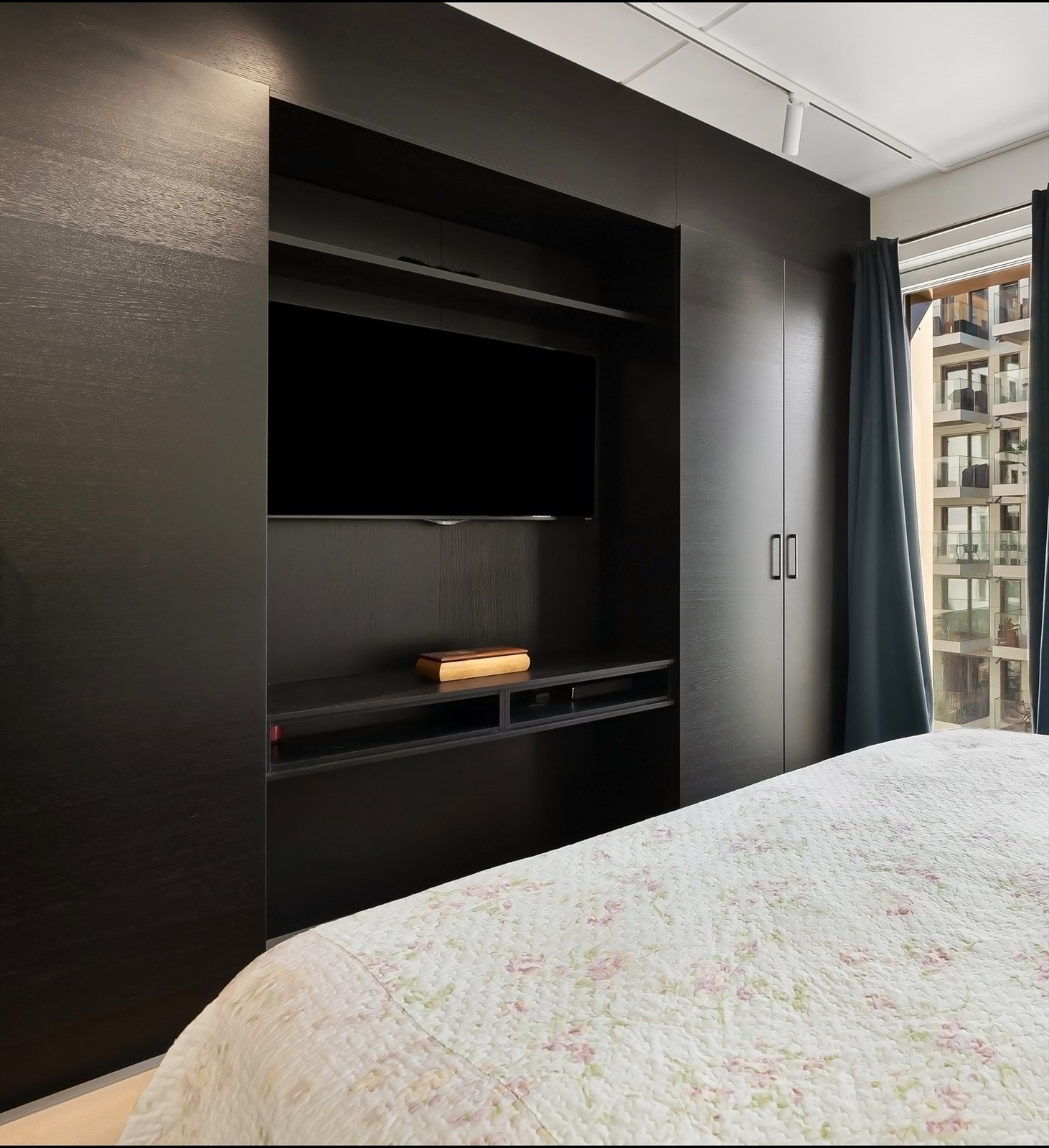 Flott tilpasset garderobeskap fra HTH med kontorpult. Galleribilde