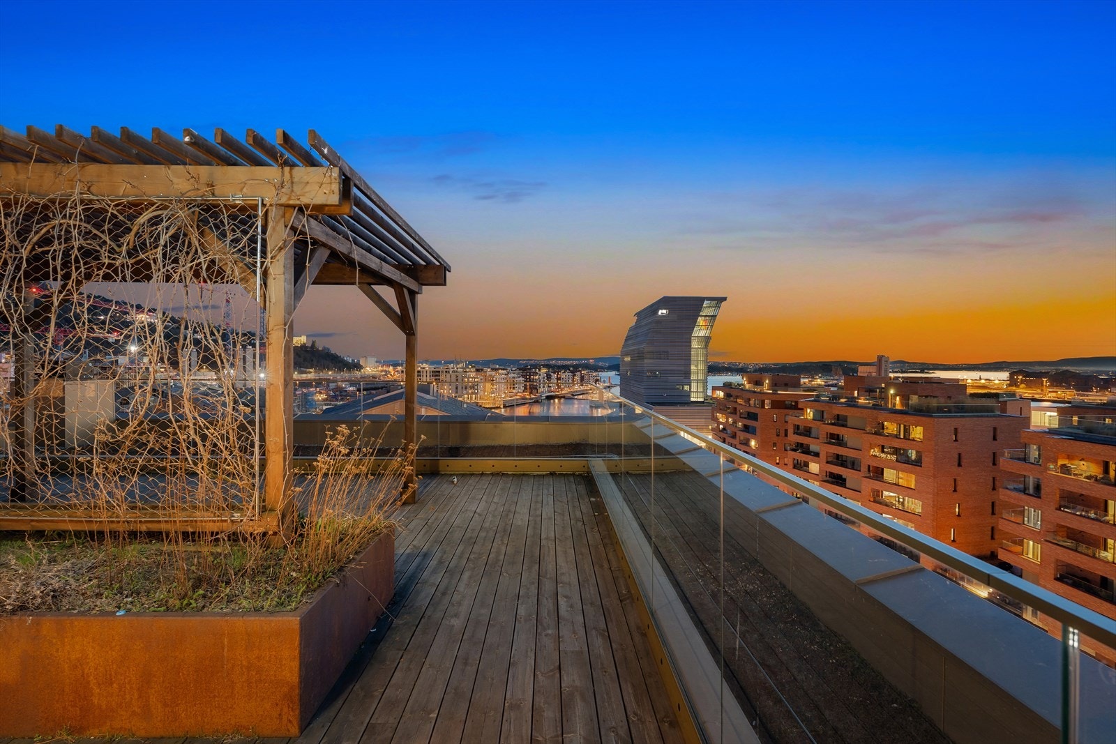 Fantastisk utsikt fra sameiets felles takterrasse. Galleribilde
