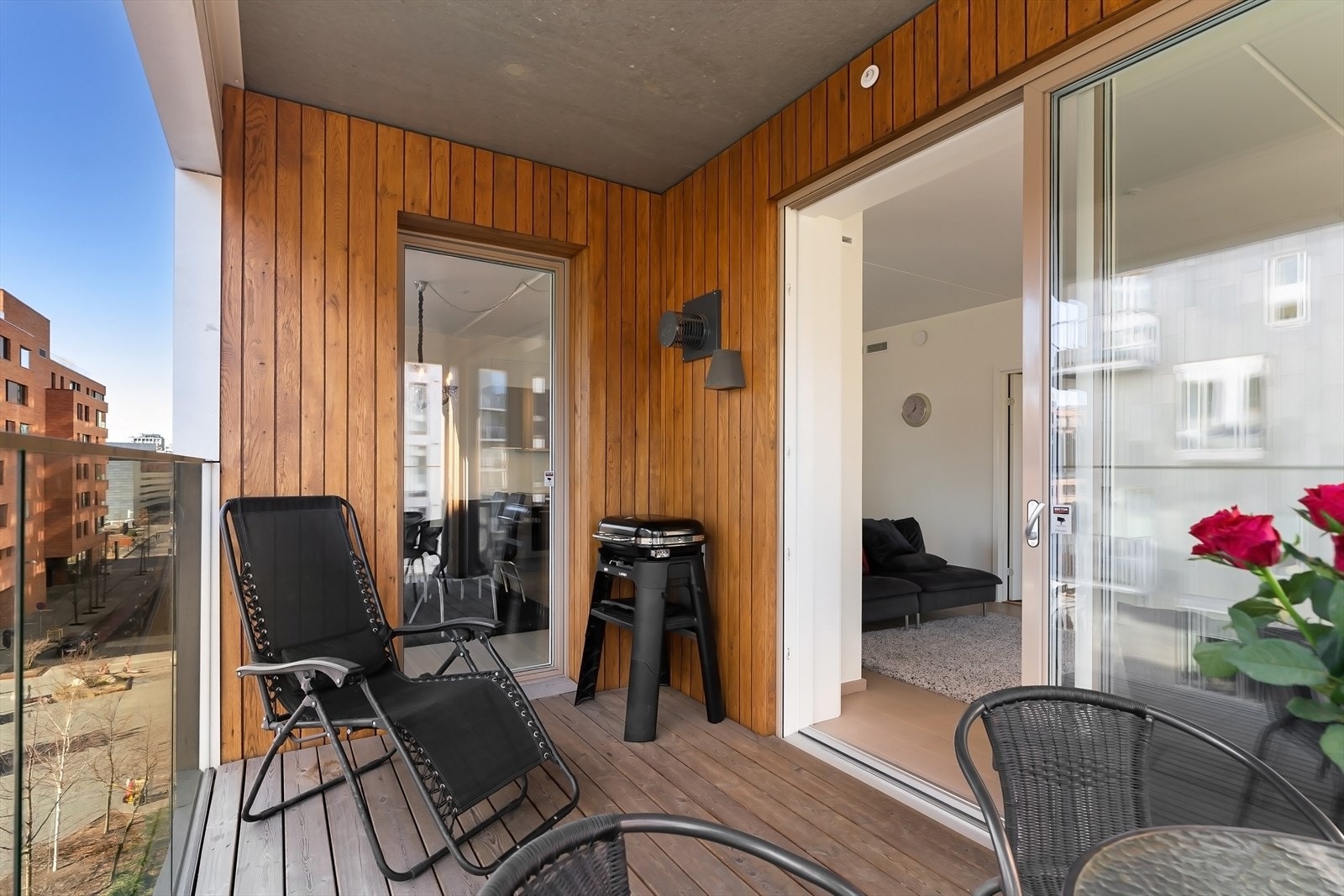 Den store skyvedøren gjør at balkongen blir som en forlengelse av stuen på sommerhalvåret. Galleribilde