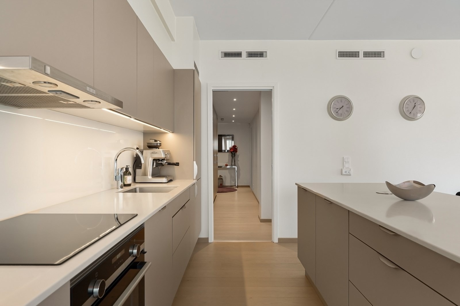 Rikelig med benke-og oppbevaringsplass. Galleribilde