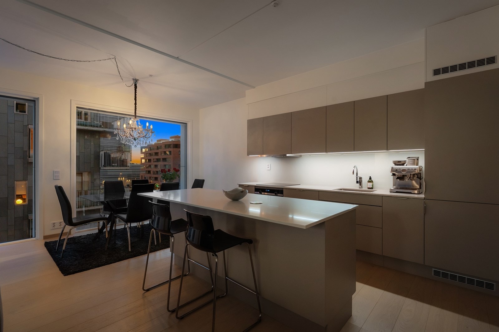 Romslig og åpen kjøkkenløsning mot spisestuen. Galleribilde