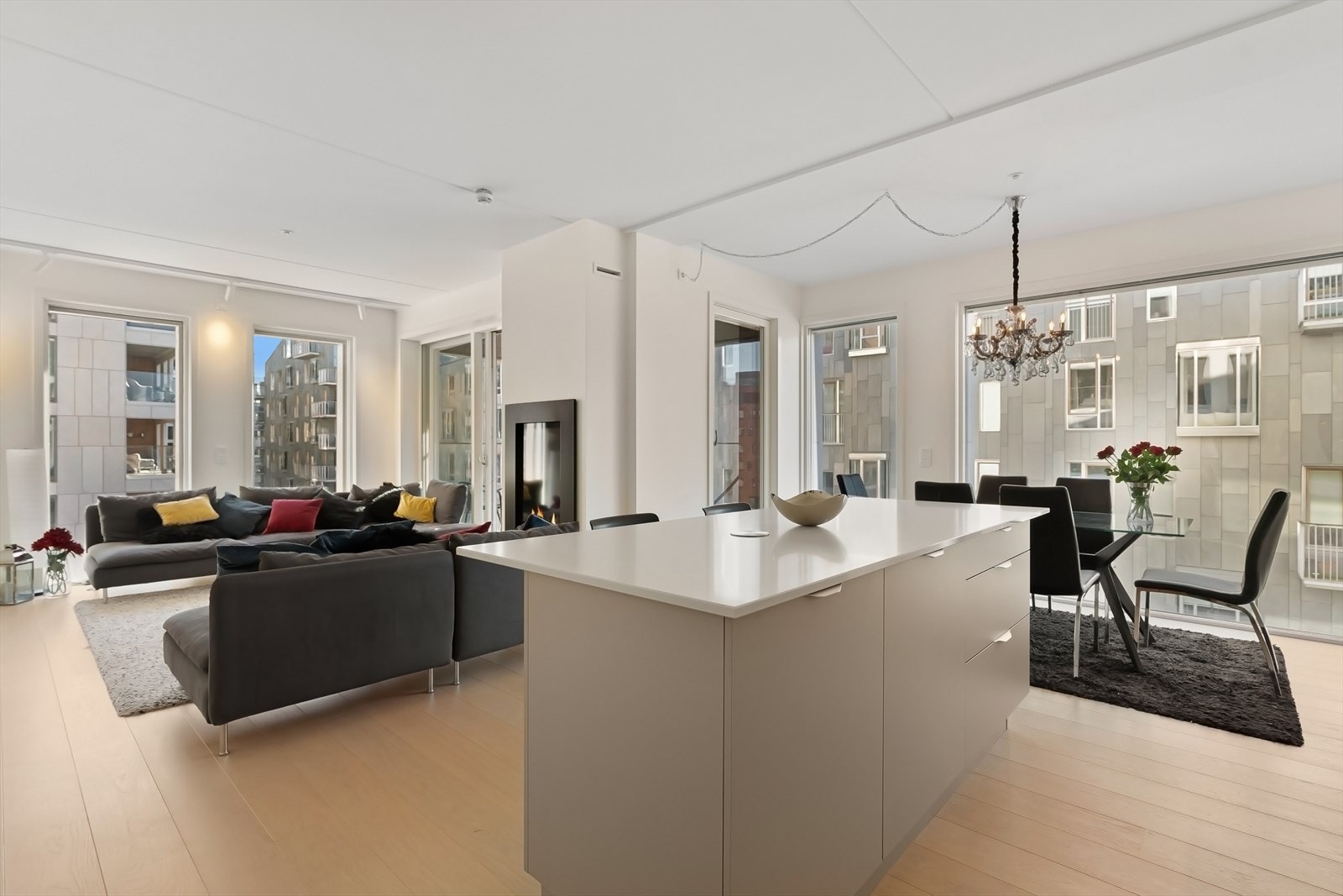 Dronninglunden er bygget etter NOR BREEAM standard, noe som betyr at de tar spesielt hensyn til inneklima, lysforhold, lydforhold, energiøkonomisering og bruk av miljøvennlige materialer som sikrer beboerne et sunt miljø. Galleribilde