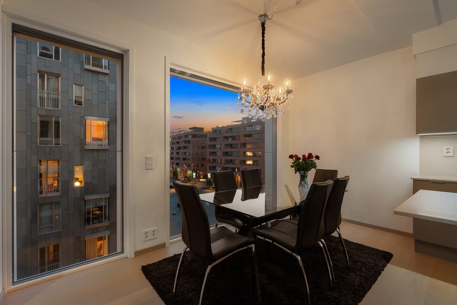 God plass til spisebord ved de store vinduene, som gir en fin utsikt. Galleribilde