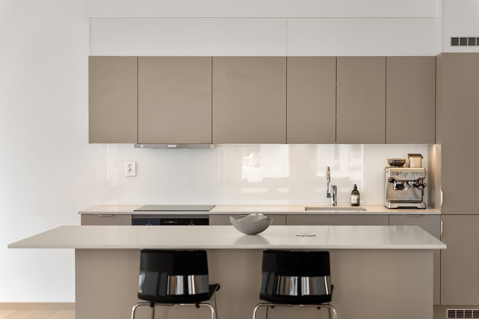 Praktisk kjøkkenøy som gir en ekstra sosial atmosfære til kjøkkenet. Galleribilde