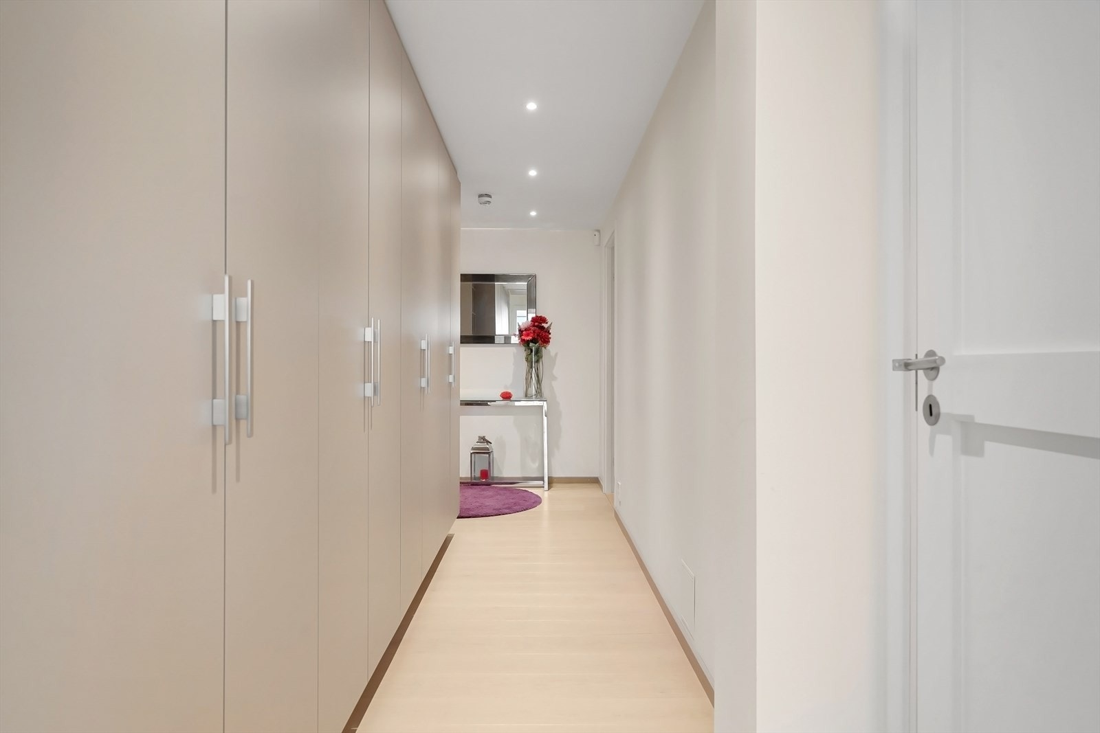 Lys entré med med rikelig av oppbevaringsplass i garderobeskap fra HTH. Galleribilde