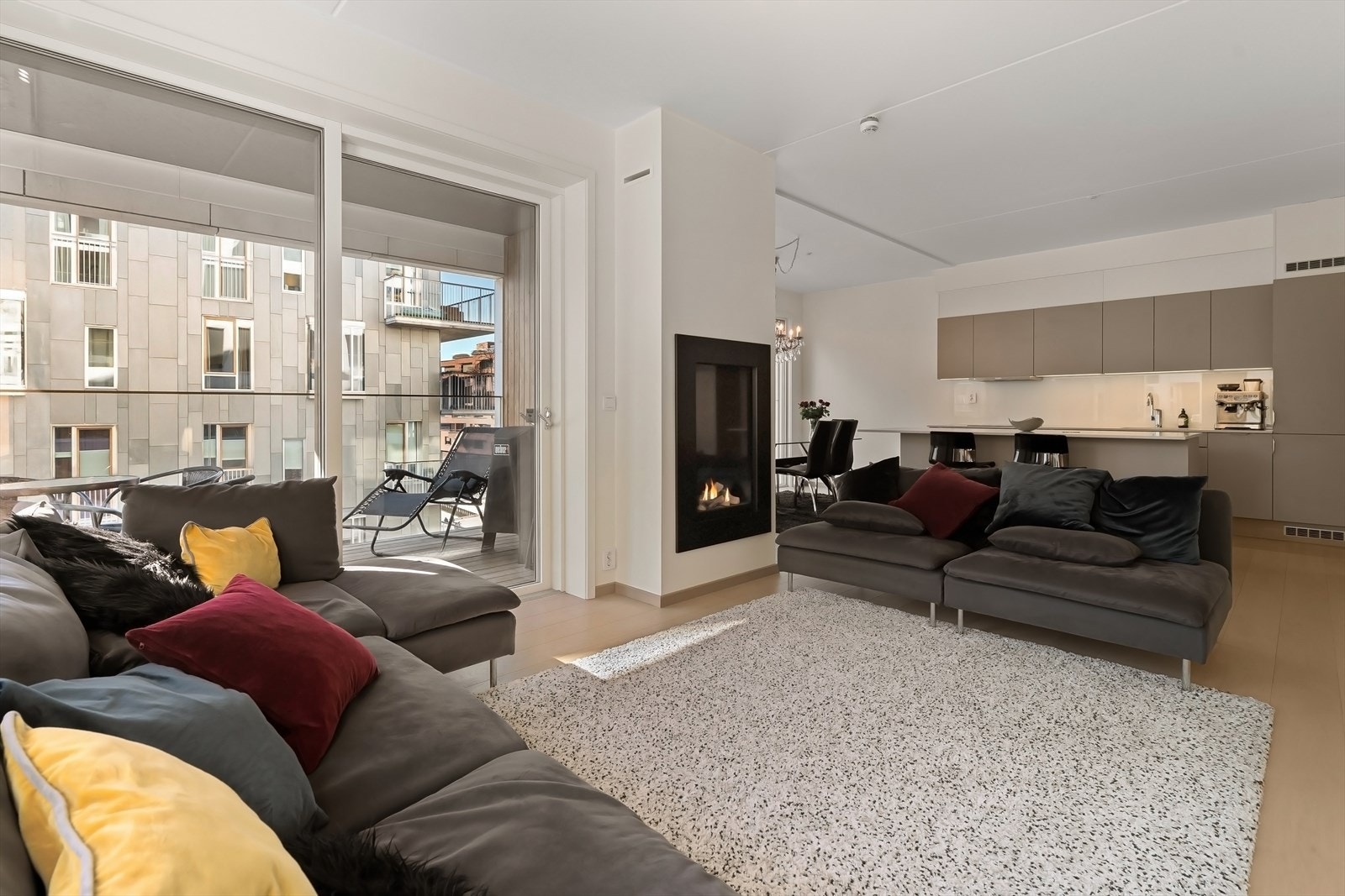 Den gode takhøyden på ca. 2,7 m og de store vindusflatene gir leiligheten en luftig følelse. Galleribilde