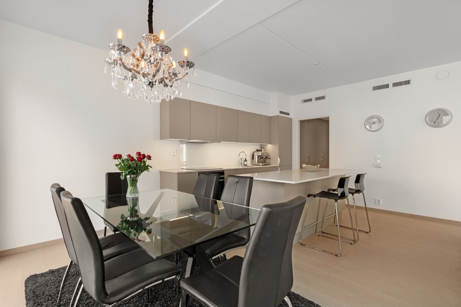 Spisestue i praktisk tilknytning til kjøkkenet. Galleribilde