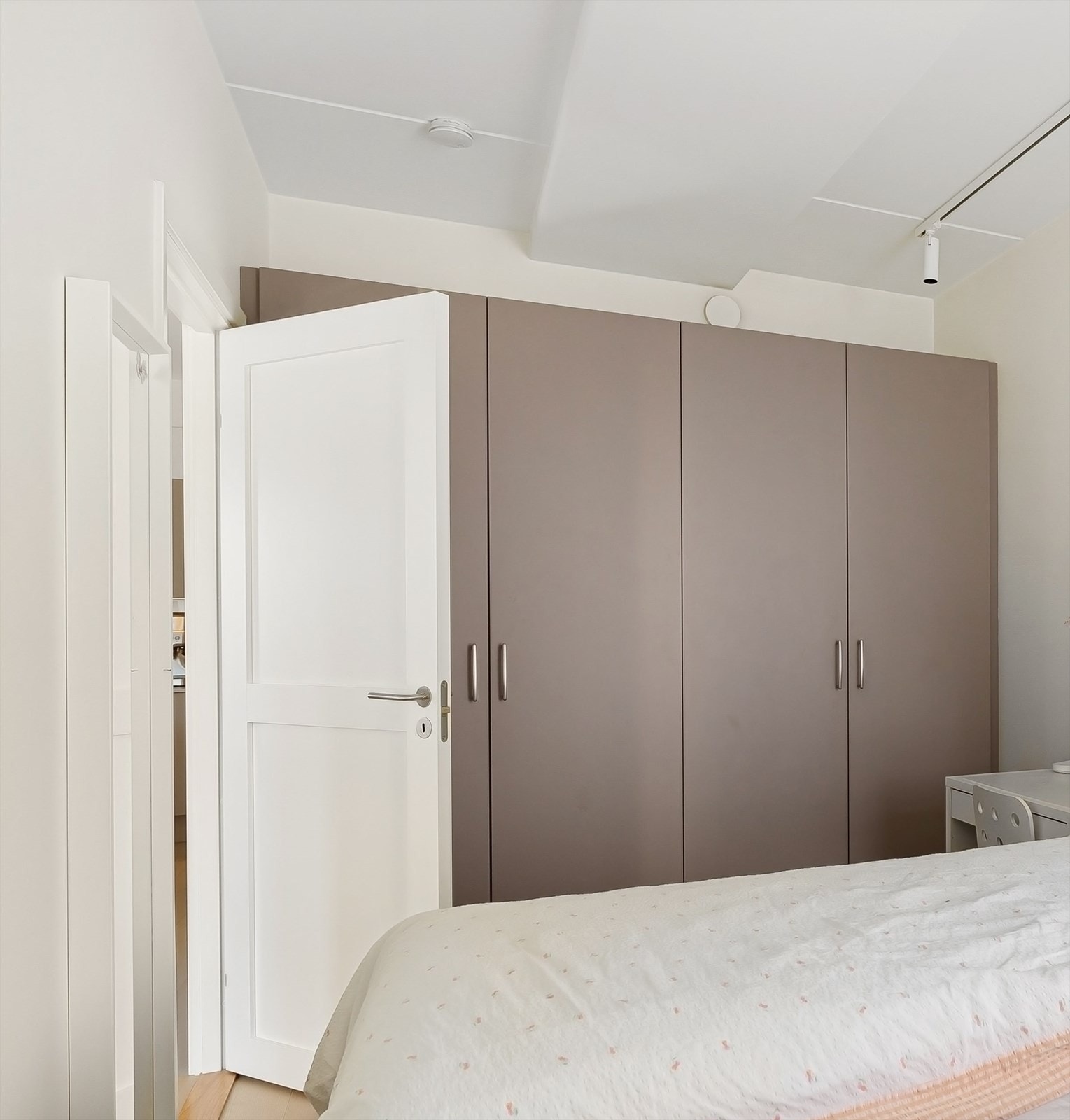 Innebygget garderobeskap fra HTH også her. Galleribilde