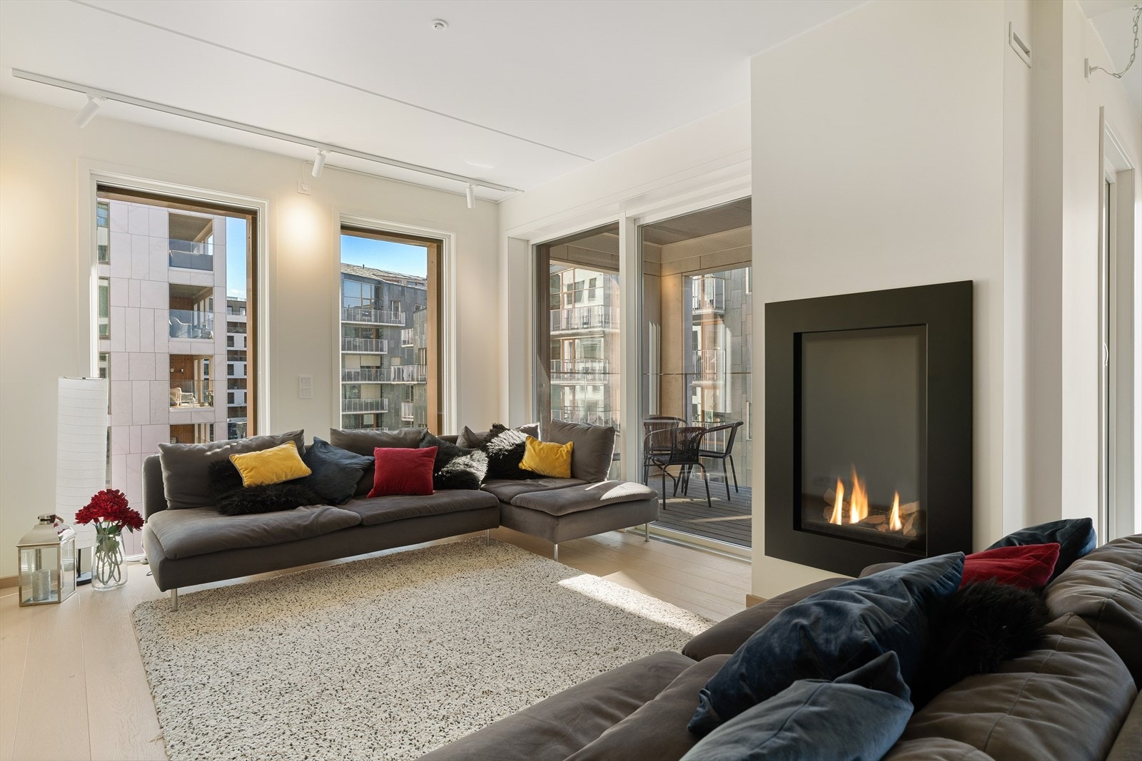 Stor og romslig stue med gasspeis som gir en lun atmosfære. Galleribilde