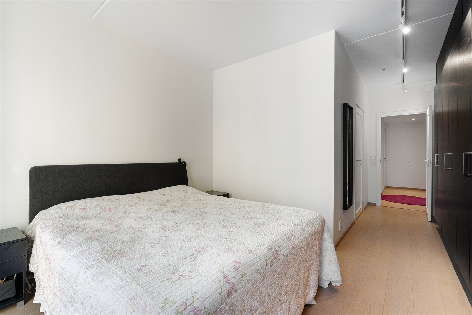 Garderobeskapet strekker seg langs hele veggen og byr på rikelig med oppbevaringsplass. Galleribilde