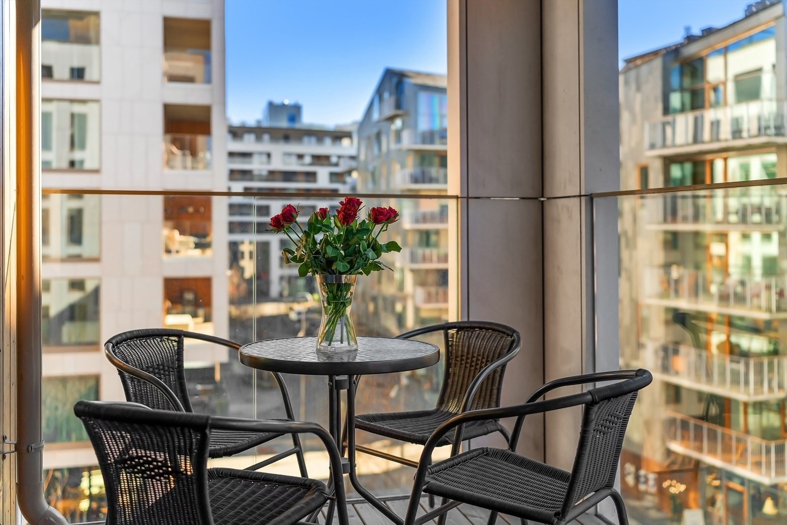 Hyggelig utsikt og fin plass til utemøblement. Galleribilde