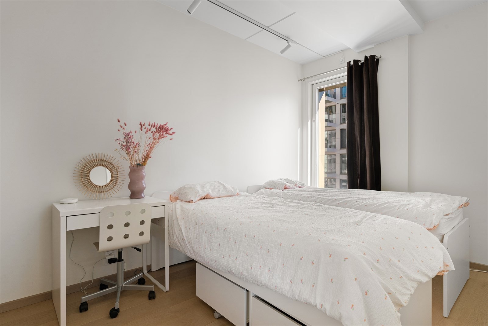 Soverom 2 av god størrelse med plass til dobbeltseng og tilhørende møblement. Det er fransk balkong på begge soverommene og screens på utsiden for skjerming av sol og innsyn. Galleribilde