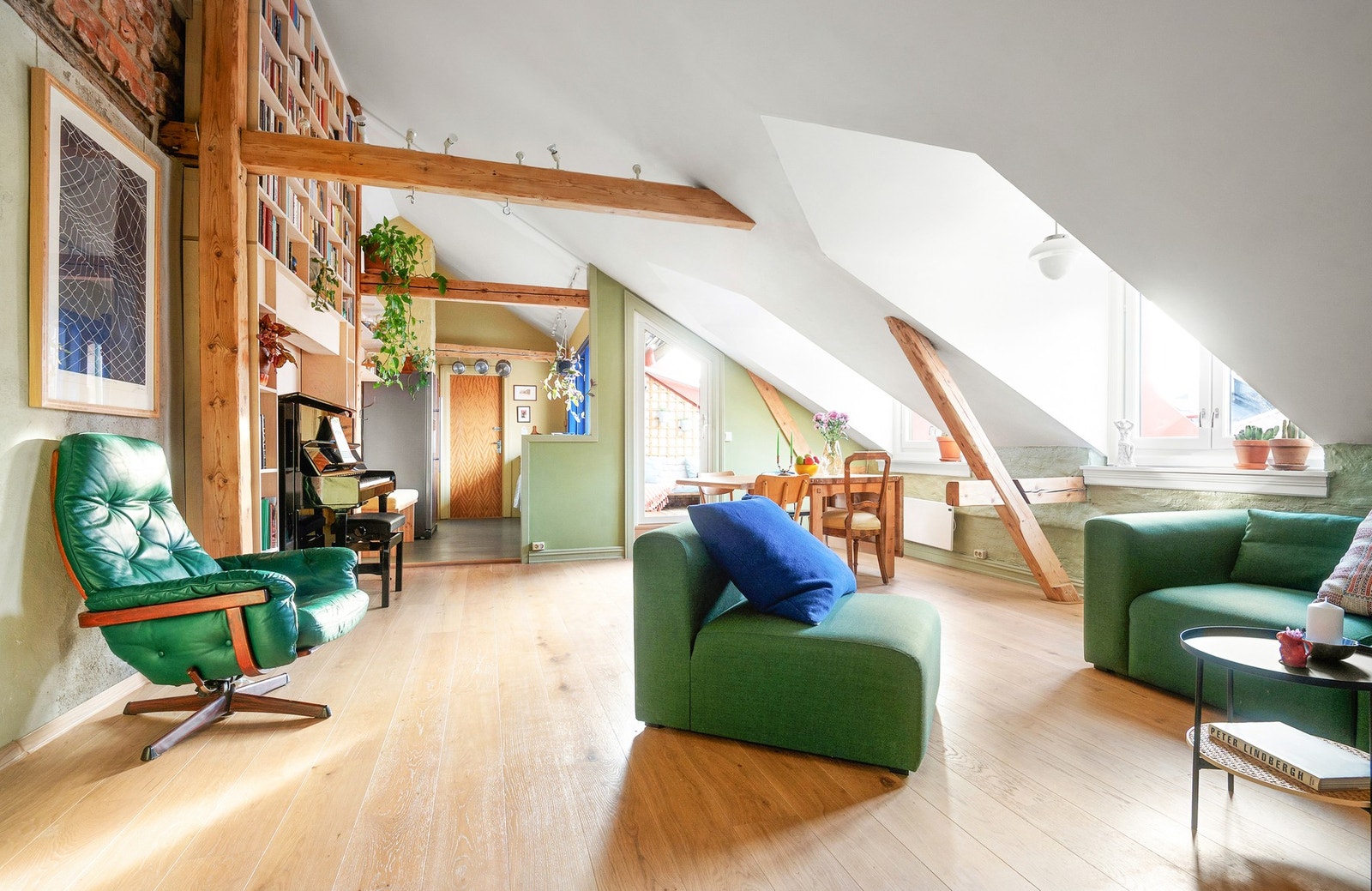 Velkommen til Tøyengata 17B - En særegen 3-roms loftsleilighet, presentert av Sander Egerhei og Nils Trongaard Galleribilde