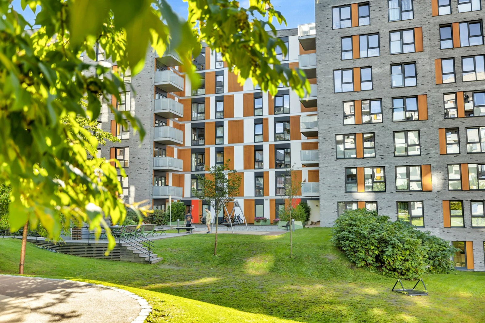 Her vil du bo i et veldrevet sameie som ligger skjermet, rolig og tilbaketrukket i grønne omgivelser rett ved Akerselva. Galleribilde