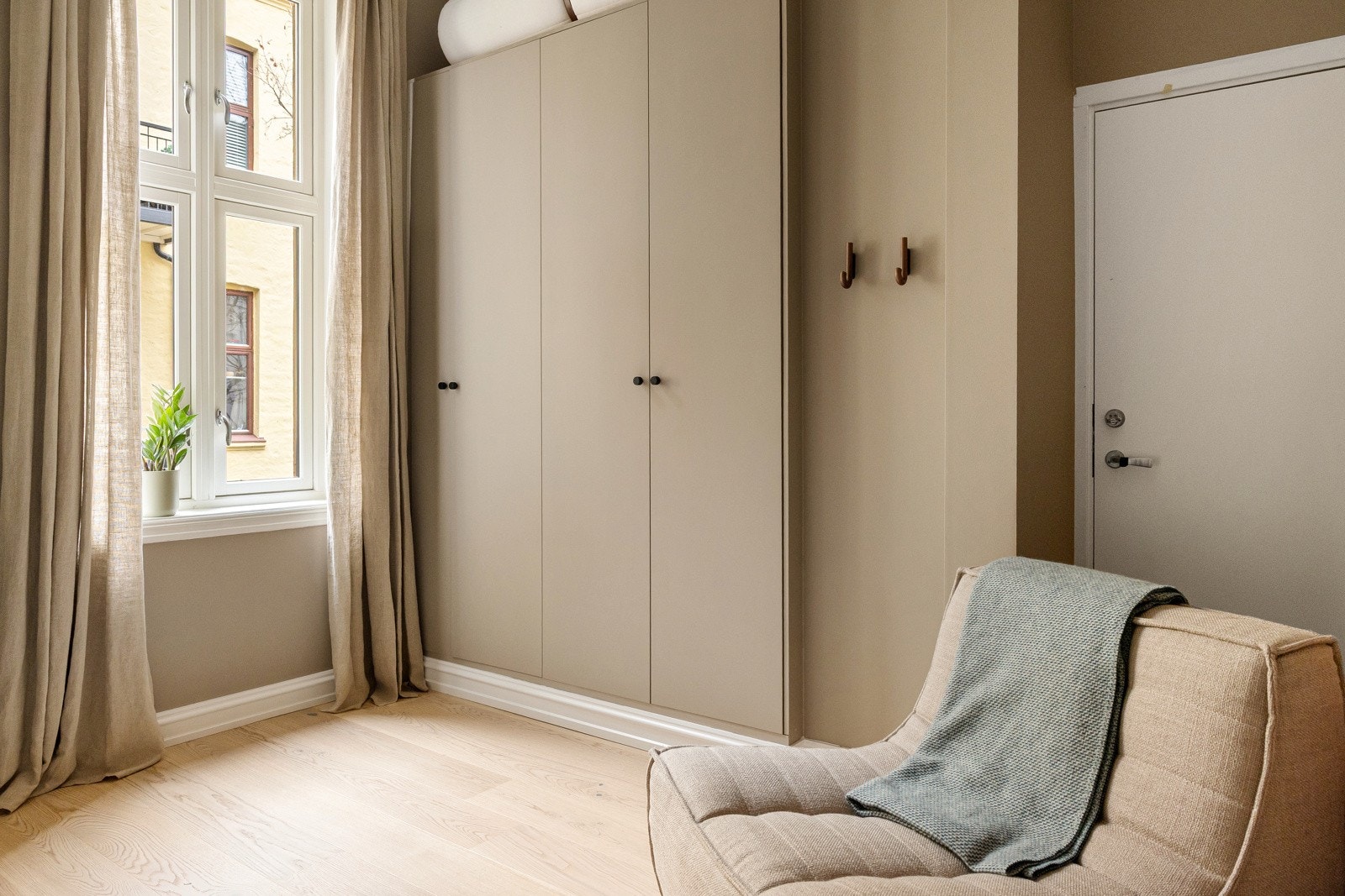 Innbydende soverom med plass til seng og nattbord, som selger i dag benytter som gjeste/ garderoberom. Galleribilde