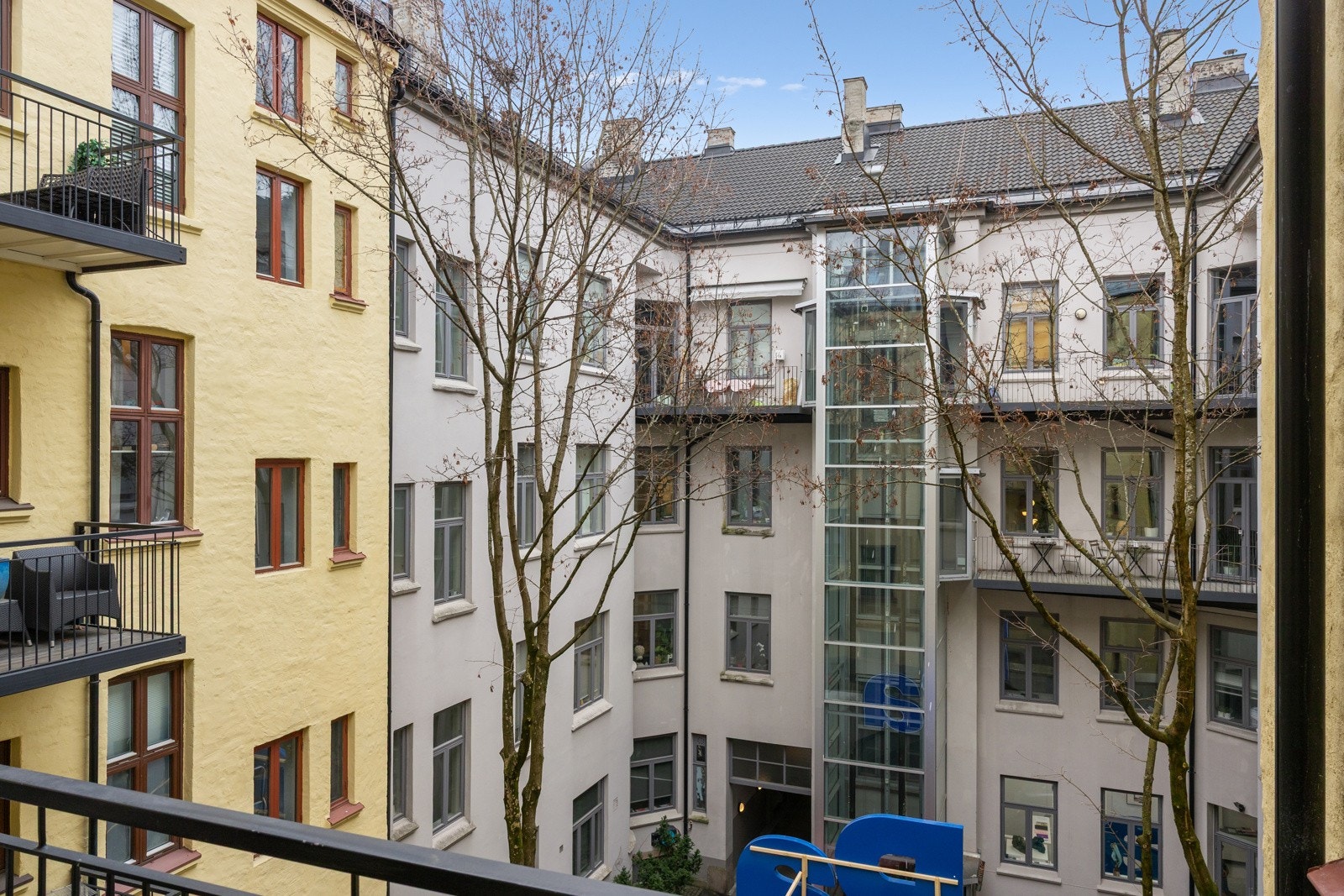 Fra balkongen har du godt med utsyn mot koselig bakhage. Galleribilde