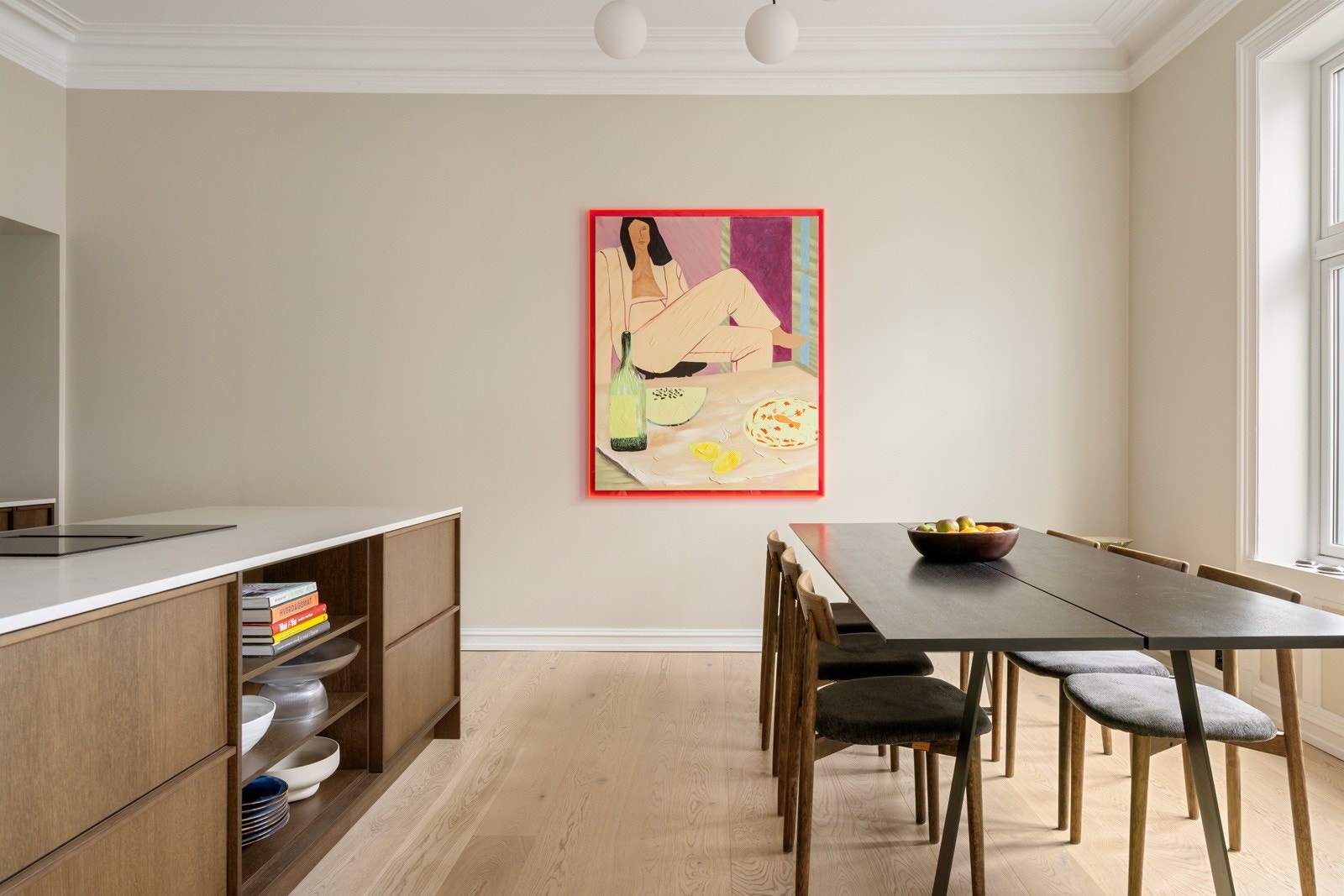God plass til et stort spisebord, perfekt for hyggelige sammenkomster. Galleribilde