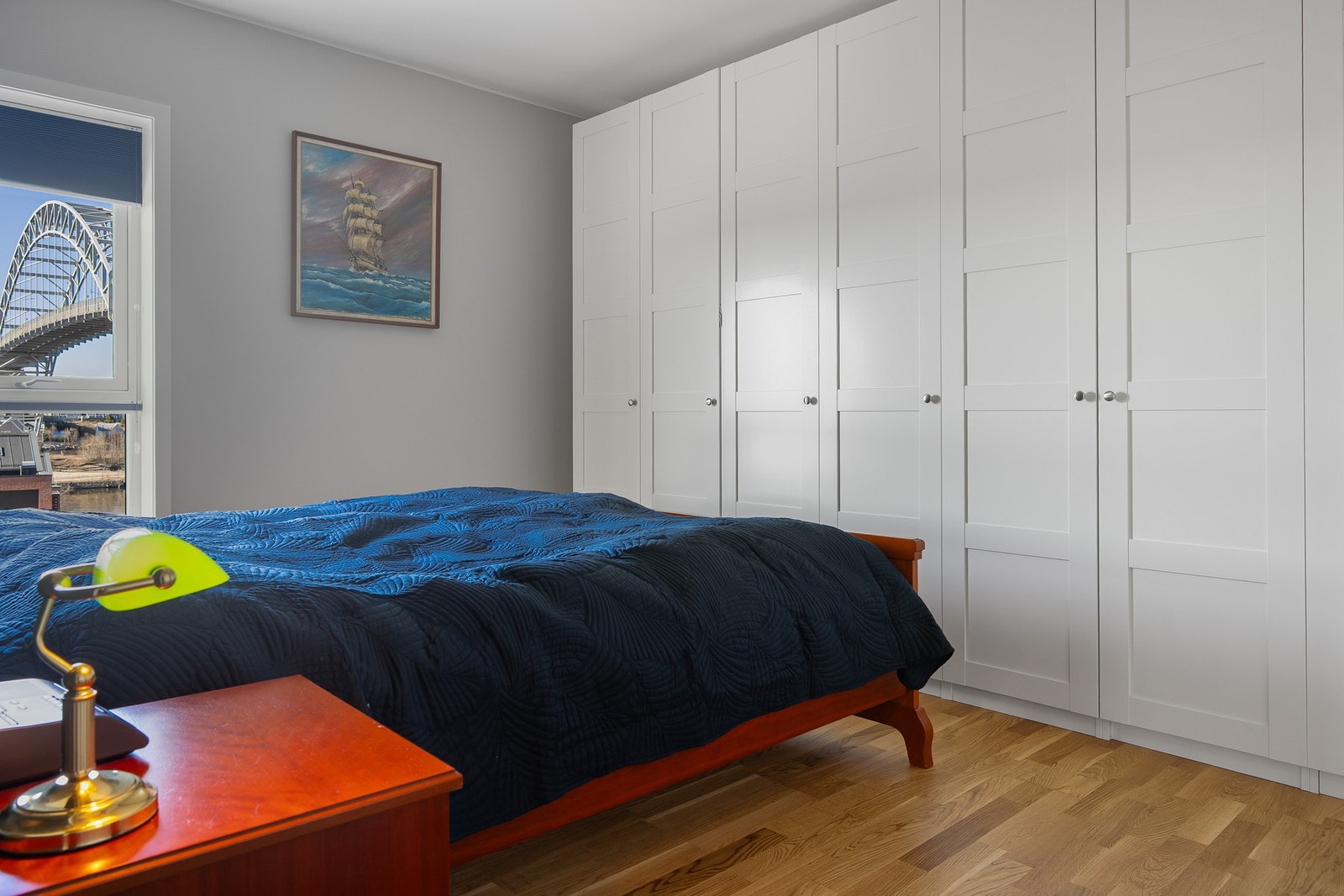 Hovedsoverommet med gode garderobeløsninger. Galleribilde