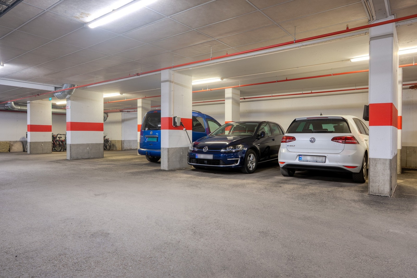 Parkeringskjeller med biloppgstillingsplass, el-billader og sportsbod. Galleribilde