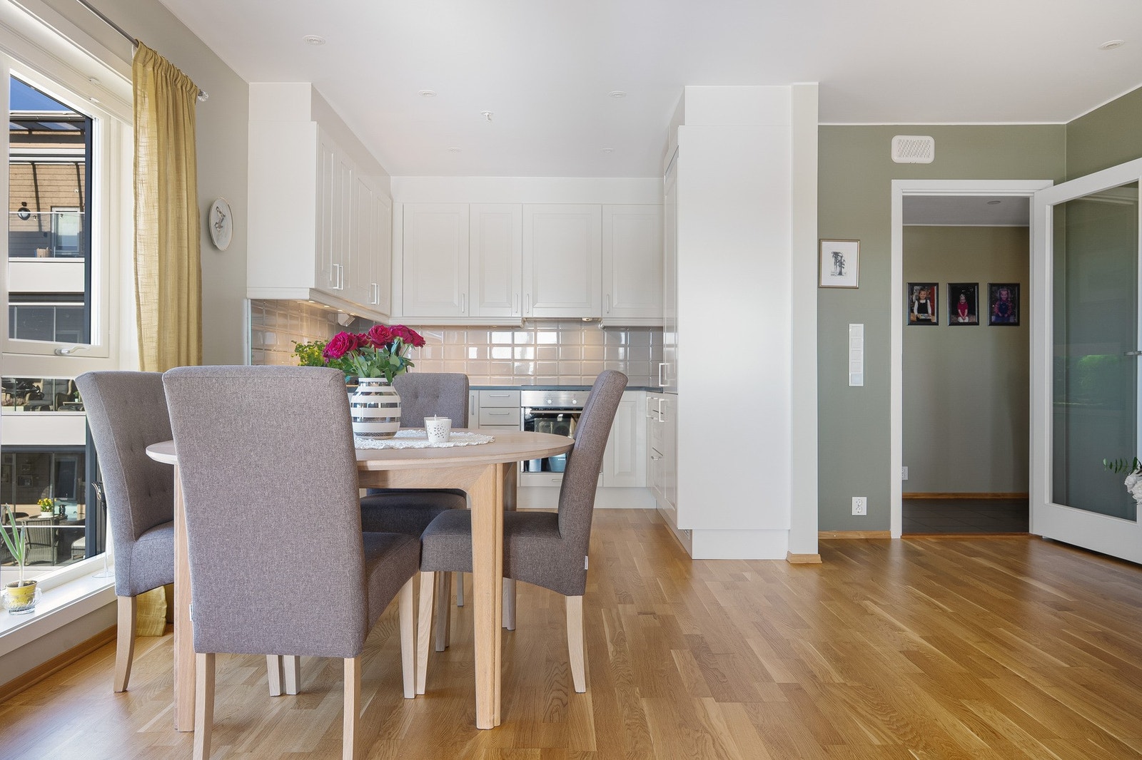 Kjøkkenet er åpent med også adskilt fra stuen. Galleribilde