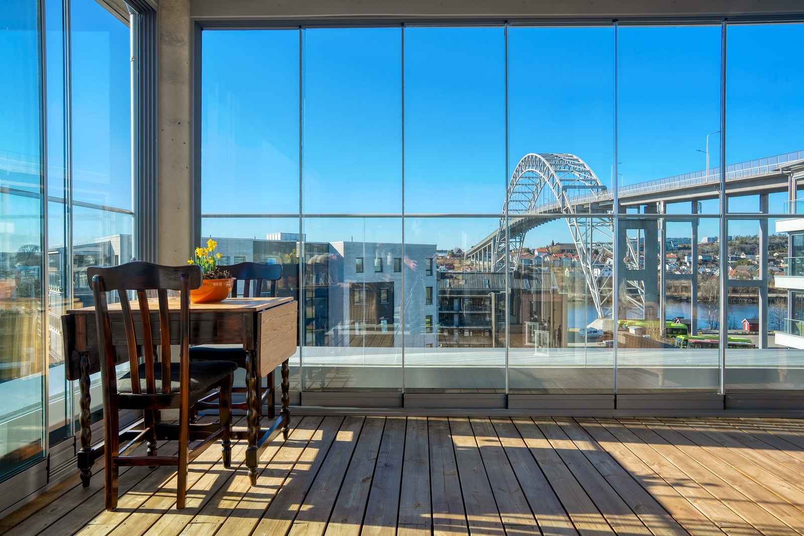 Den innglassede balkongen fungerer som en utvidet stue der du kan nye sol og utsikt under tak. Galleribilde