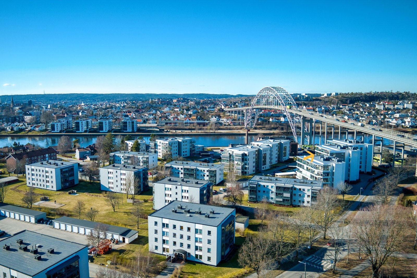 Cheviot ligger pent til ved den ikoniske Fredrikstadbroa. Galleribilde