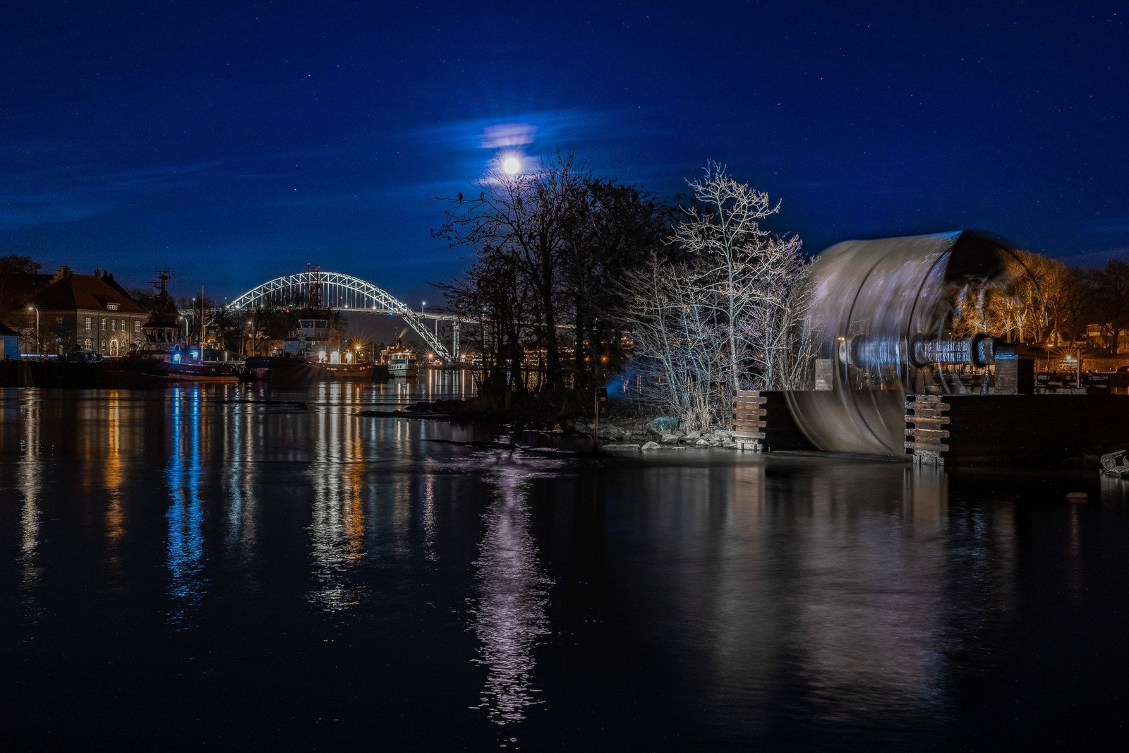 Stemningsbilde fra Isegran - historiske omgivelser og tilholdssted for et spennende båtbyggermiljø - og en småbåthavn. Galleribilde