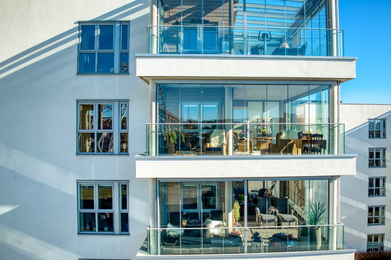 Dette er en fin treroms leilighet med stor, solrik og innglasset balkong - beliggende i femte etasje i Cheviot borettslag. Galleribilde