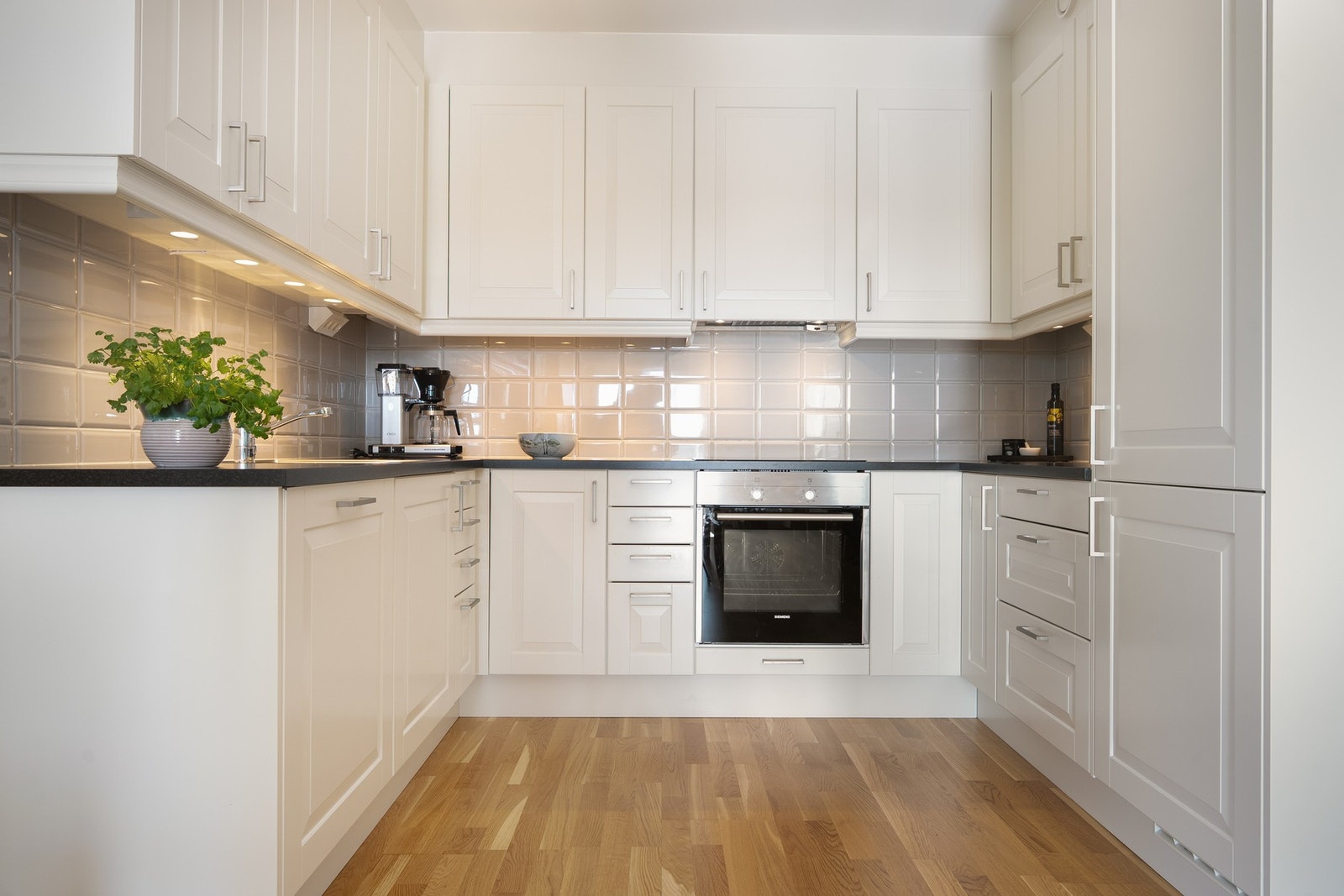 En innholdsrik og velutstyrt kjøkkeninnredning fra Sigdal. Galleribilde