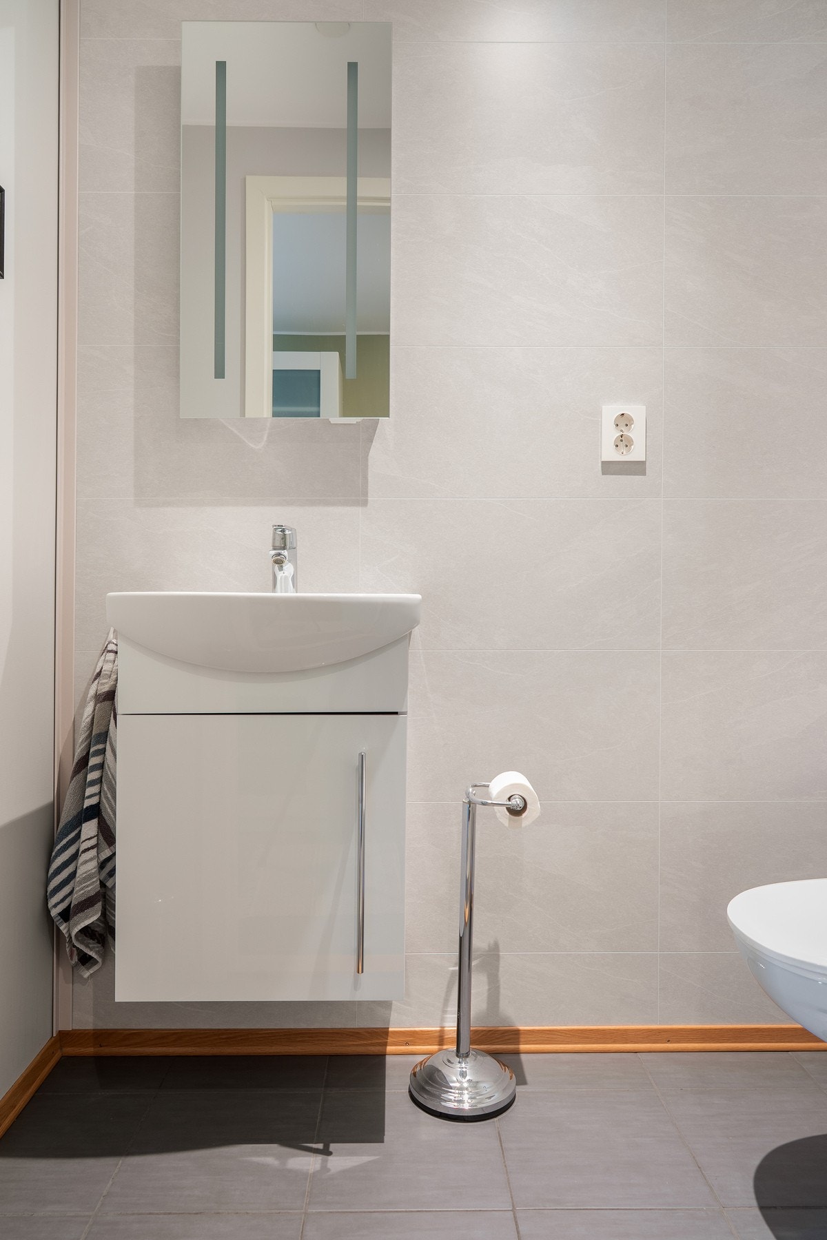 GjesteWc med servantinnredning. Galleribilde