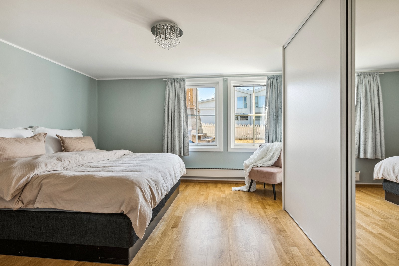 Utleiedel: Leiligheten har to soverom med parkett på gulv og malte vegger. Hoved soverommet har romslig skyvedørsgarderobe, med speilfront på en dør, samt inngang til bod på ca 7 kvm. Galleribilde
