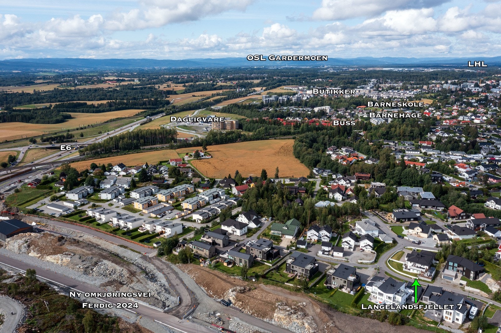 Området gir mulighet for offentlig kommunikasjon via buss og tog, hvorav nærmeste holdeplass er Tungen ca. 600 meter fra boligen. Jessheim togstasjon ligger ca. 1,8 km fra leiligheten. Herfra går det tog mot Oslo med avganger to ganger i timen. Galleribilde