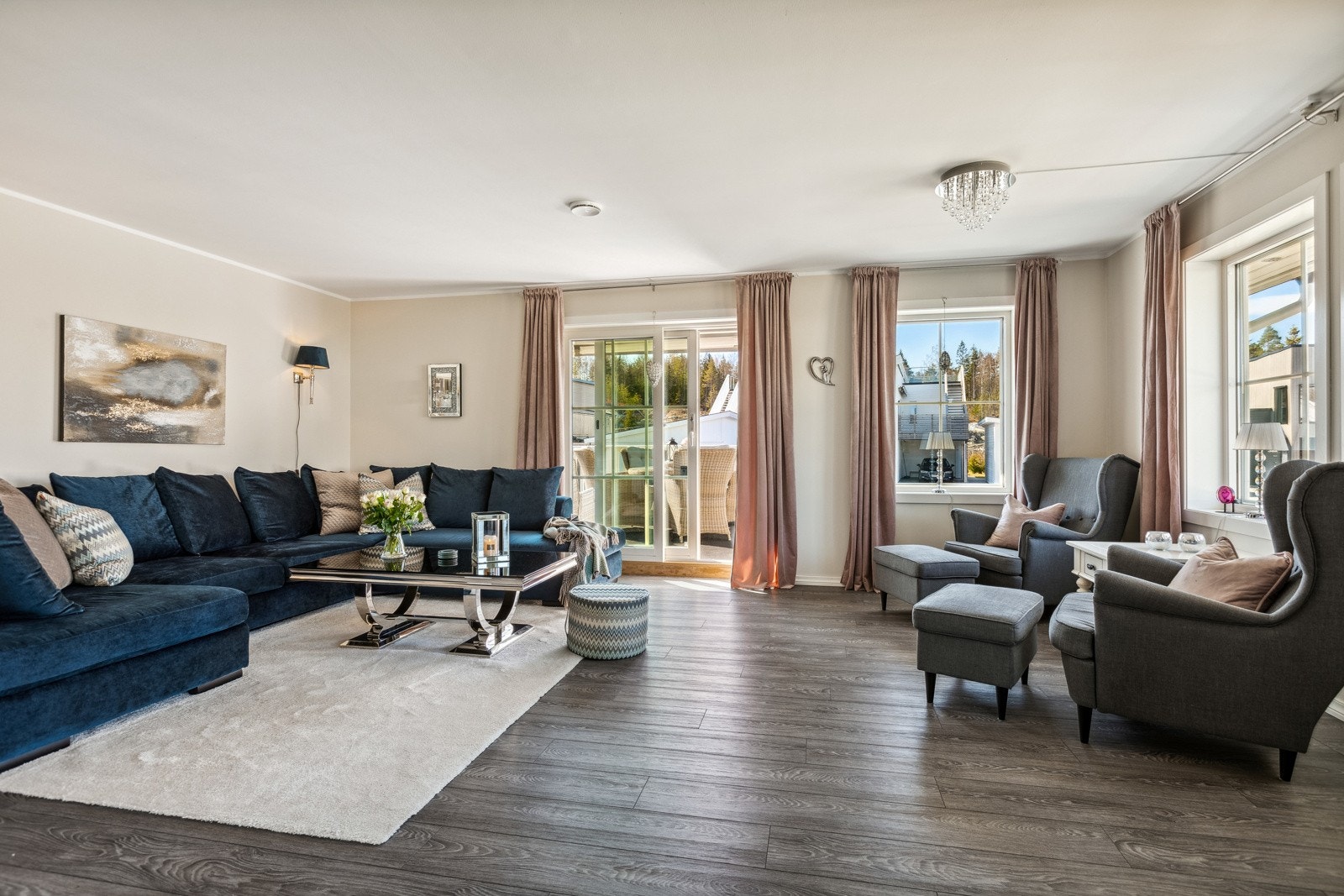 Stuen er det største rommet i boligen og fremstår som meget tiltalende. Gode vindusflater slipper inn rikelig med lys og gir en luftig romfølelse. Galleribilde