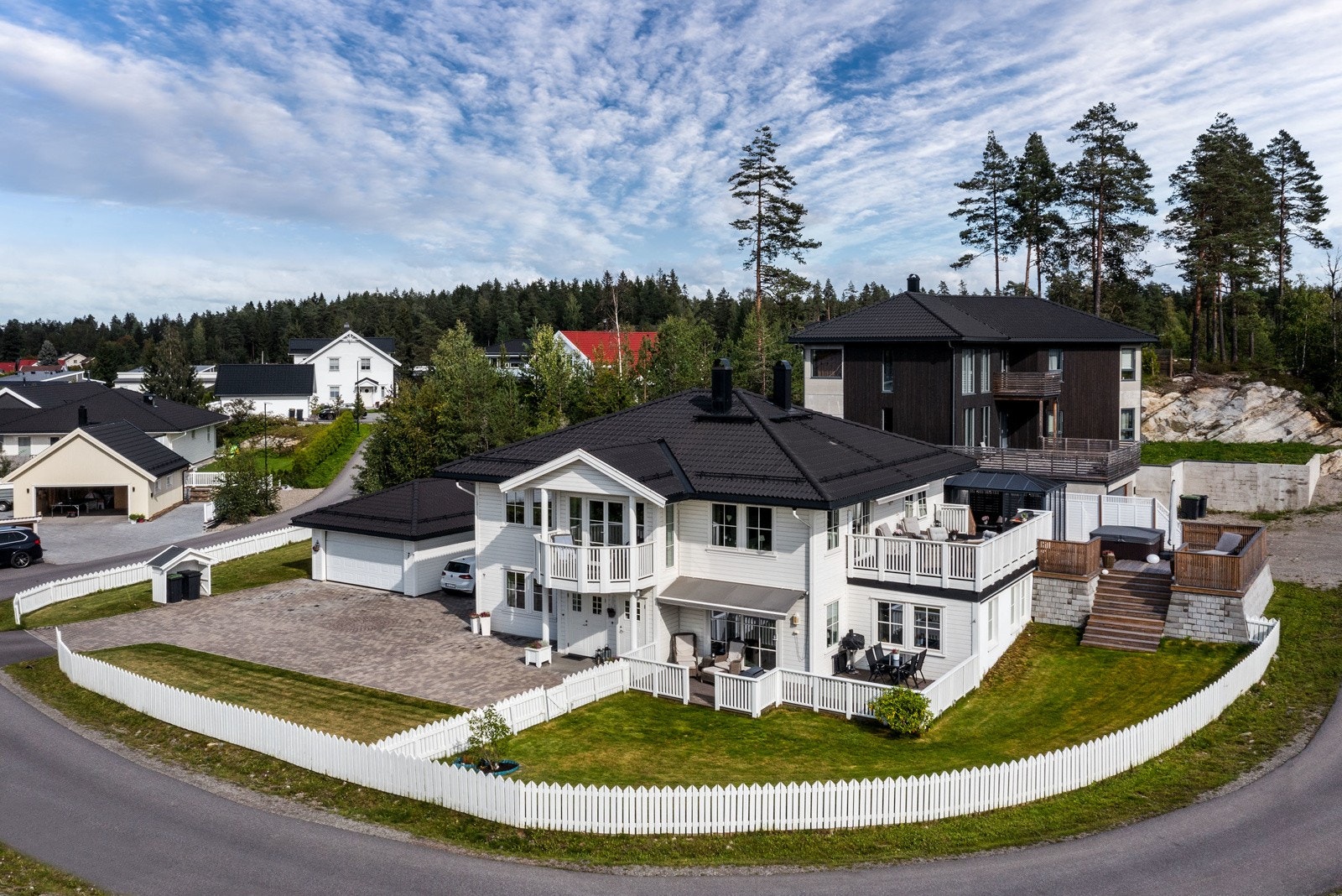 Boligen ligger i et attraktivt og barnevennlig område, uten gjennomgangstrafikk med gangavstand til skole, barnehager, butikk og offentlig kommunikasjon, samt kort vei til et rikt utvalg av fasiliteter og servicetilbud. Galleribilde