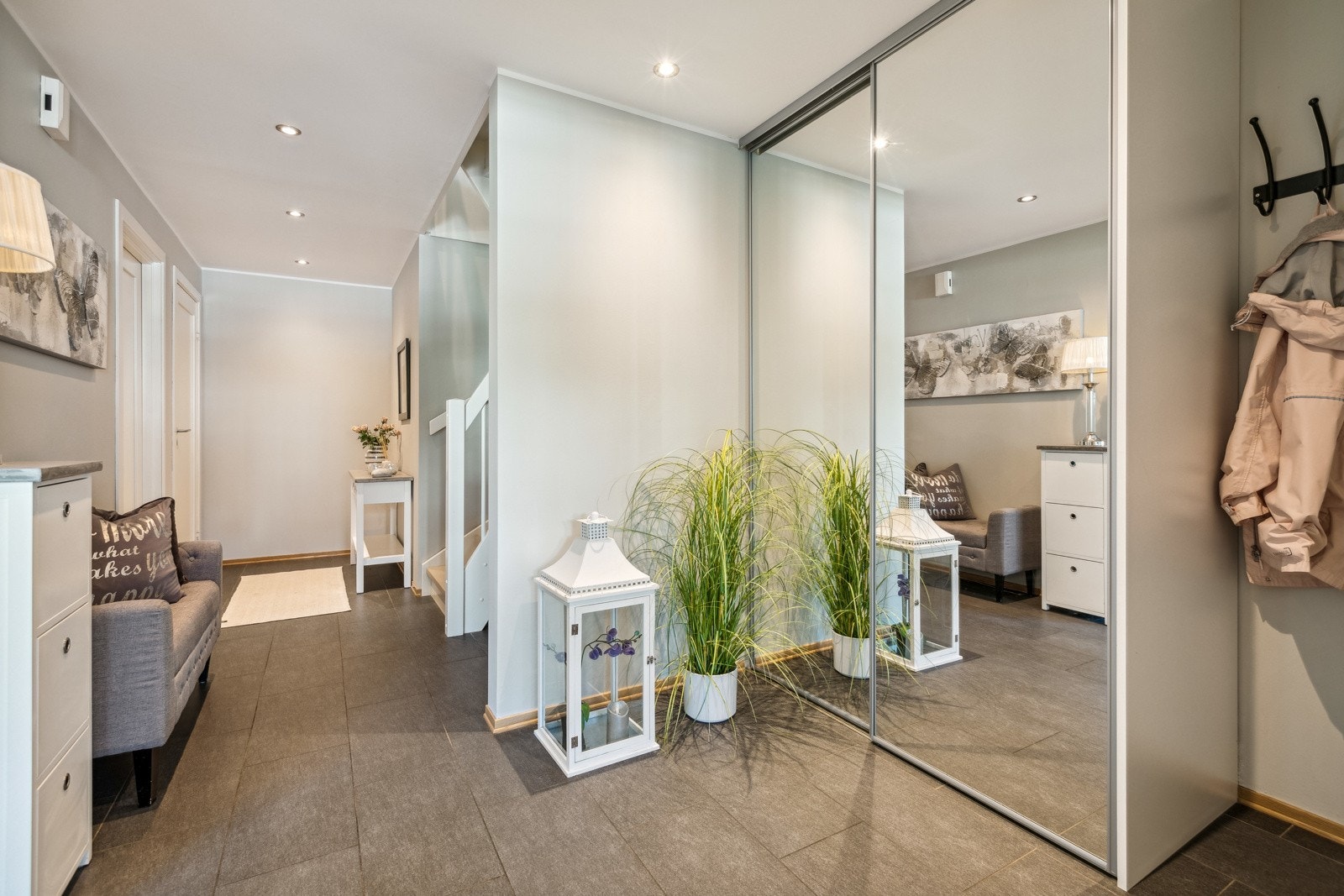 Det er knagger på vegg i gangen, samt praktisk skyvedørsgarderobe med speilfronter, perfekt for oppbevaring av yttertøy og sko. Galleribilde