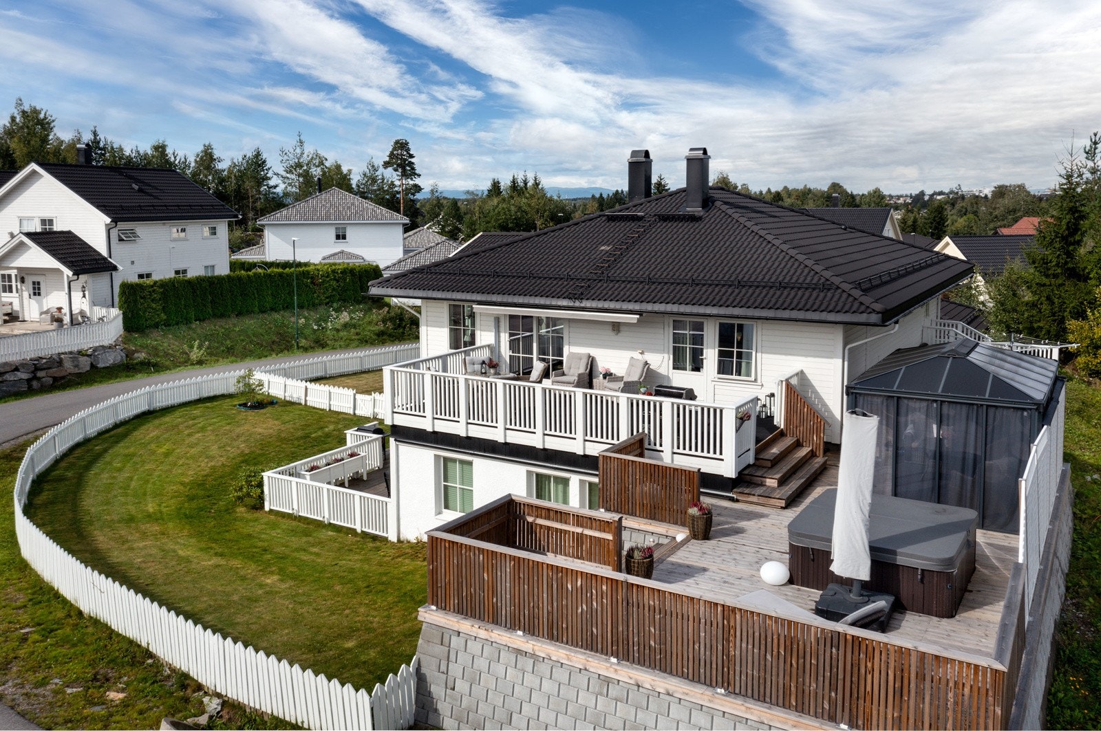 Boligen har stor sydvendt terrasse på ca 90 kvm med fantastiske solforhold og fin utsikt over nærområdet. Balkong på ca 6 kvm fra stuen, samt egen terrasse til utleiedelen på ca 28 kvm. Galleribilde