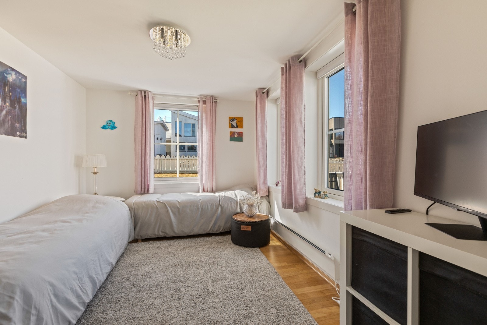 Utleiedel: Leiligheten har to soverom med parkett på gulv og malte vegger. Soverommene har en takhøyde lavere enn 2.2 meter. Galleribilde