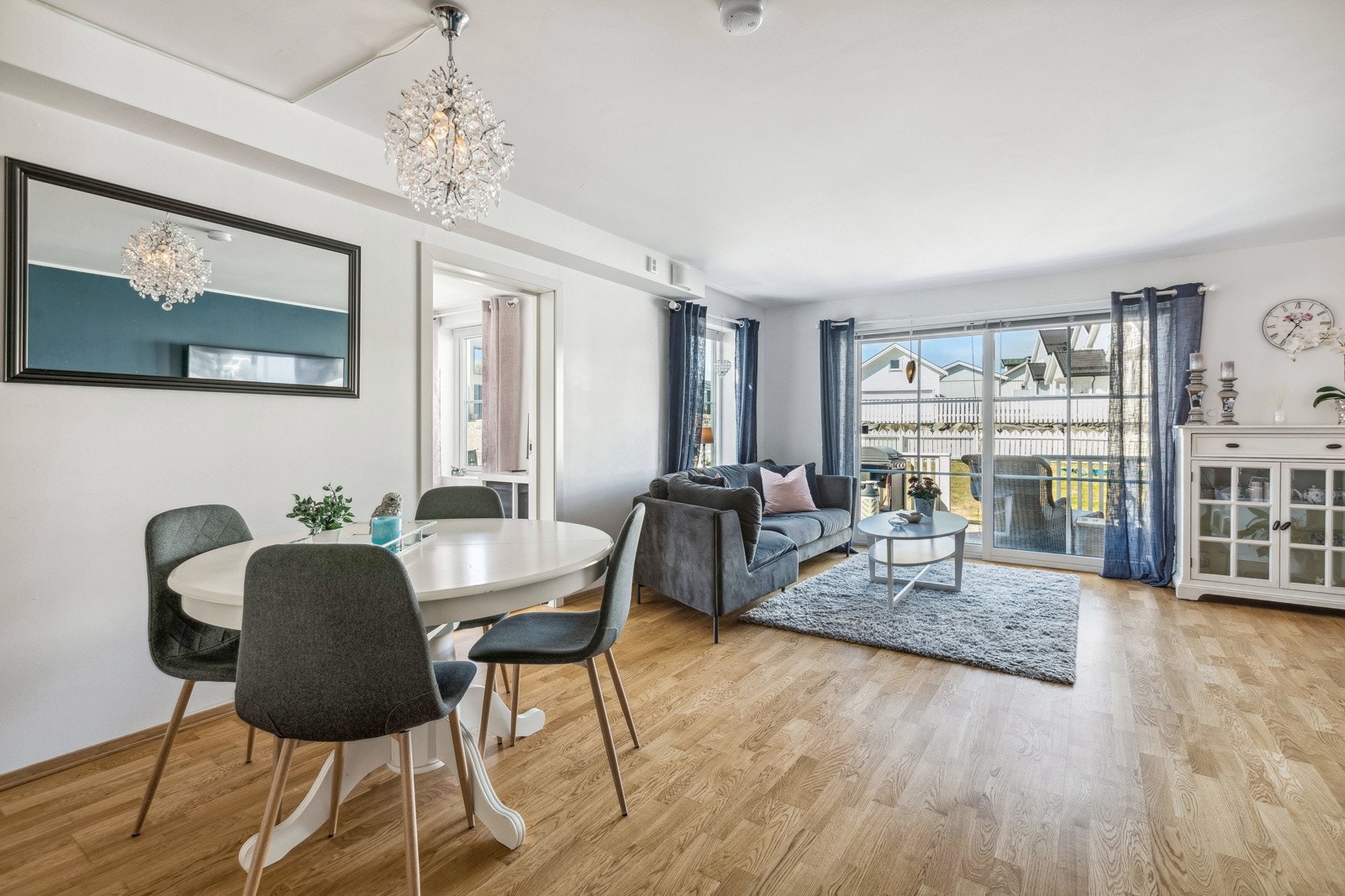 Utleie: Lys og trivelig stue i åpen løsning mot kjøkkenet. Rommet har store vindusflater som slipper inn rikelig med lys og gir en god romfølelse. Galleribilde