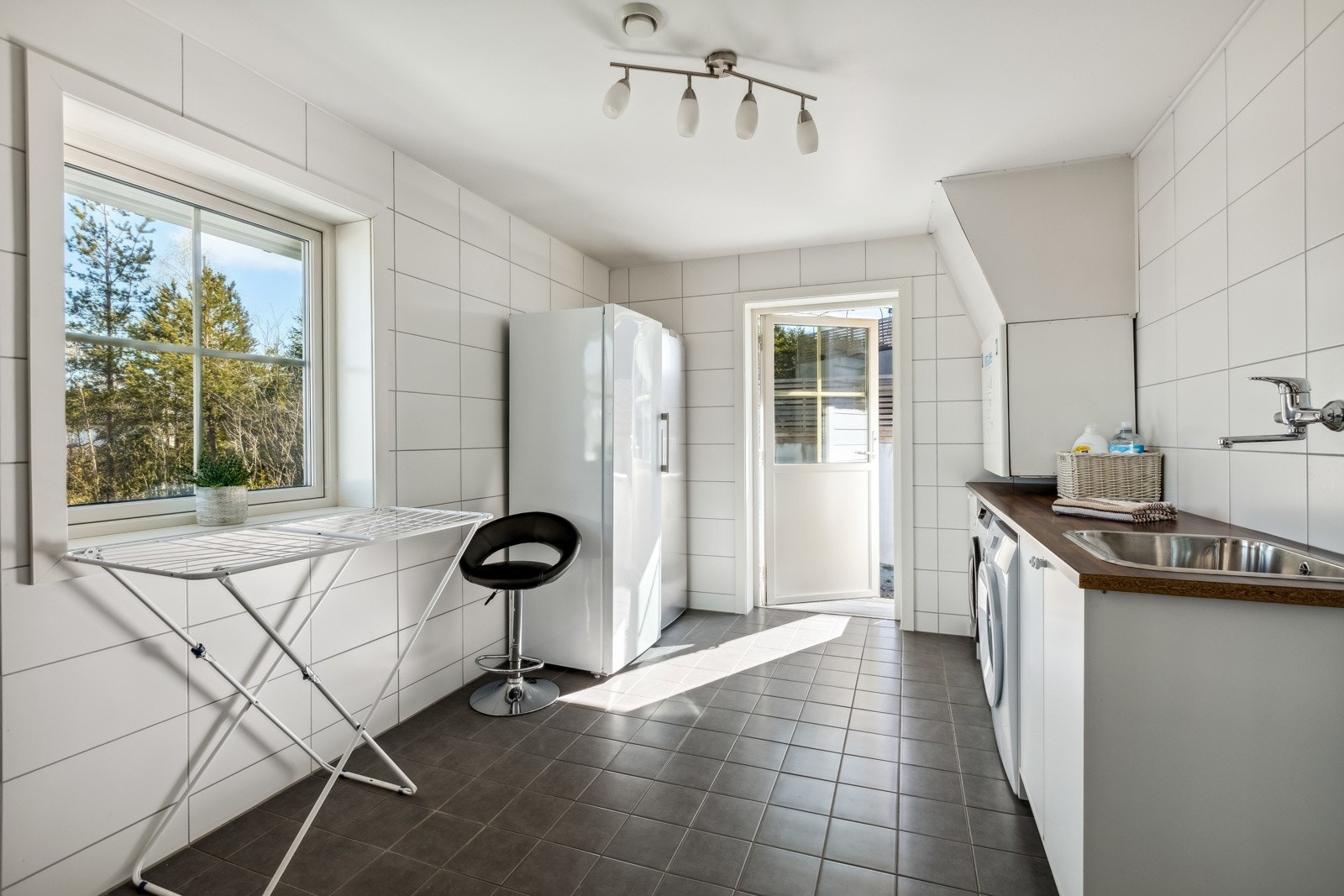 Familievennlig vaskerom i første etasje med inngang fra kjøkkenet, samt med egen utgang til hagen. Galleribilde